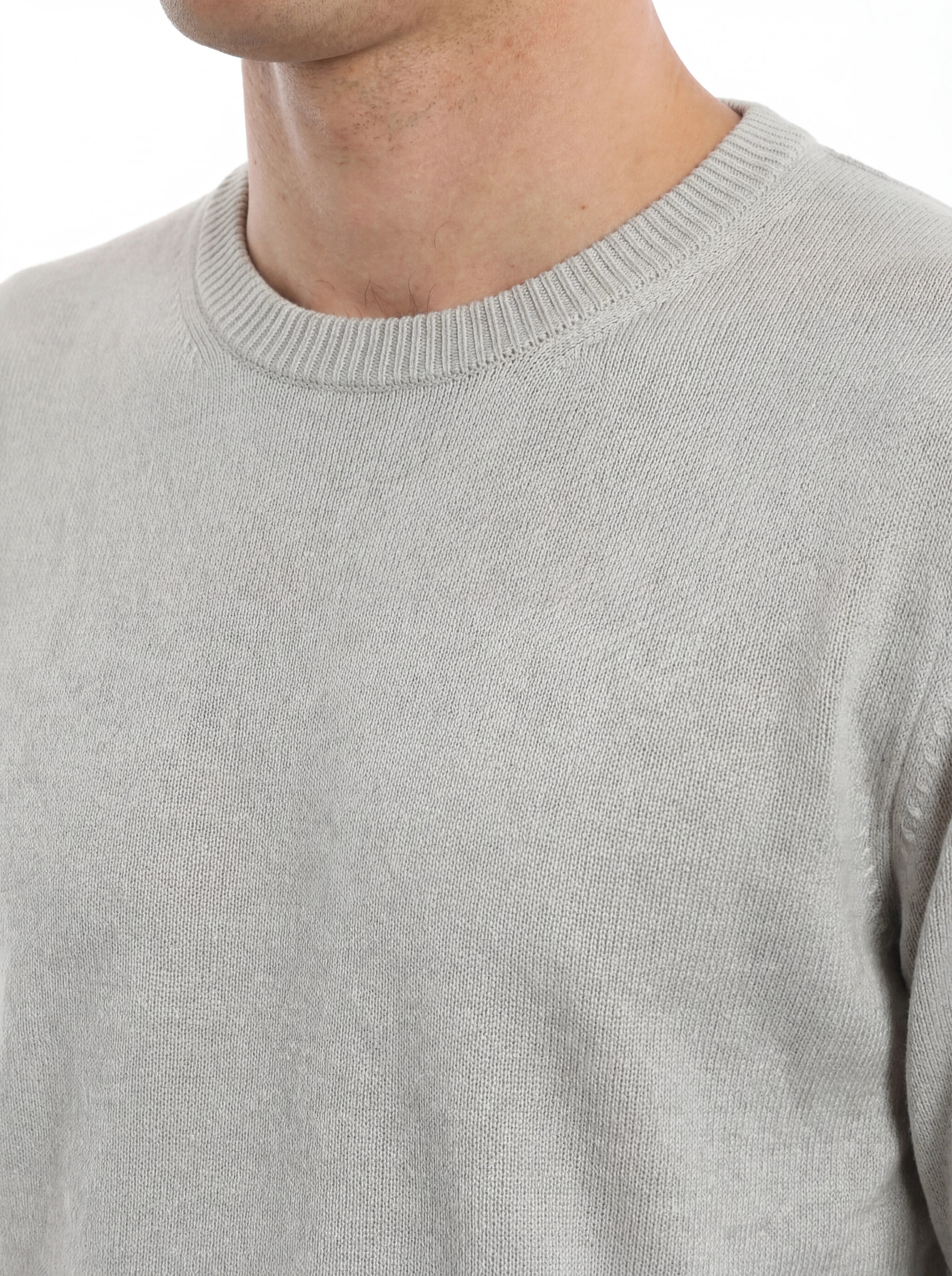 Close-up dettagli, maglia girocollo grigio perla taschino con lente taschino C.P. Company da uomo in cotone