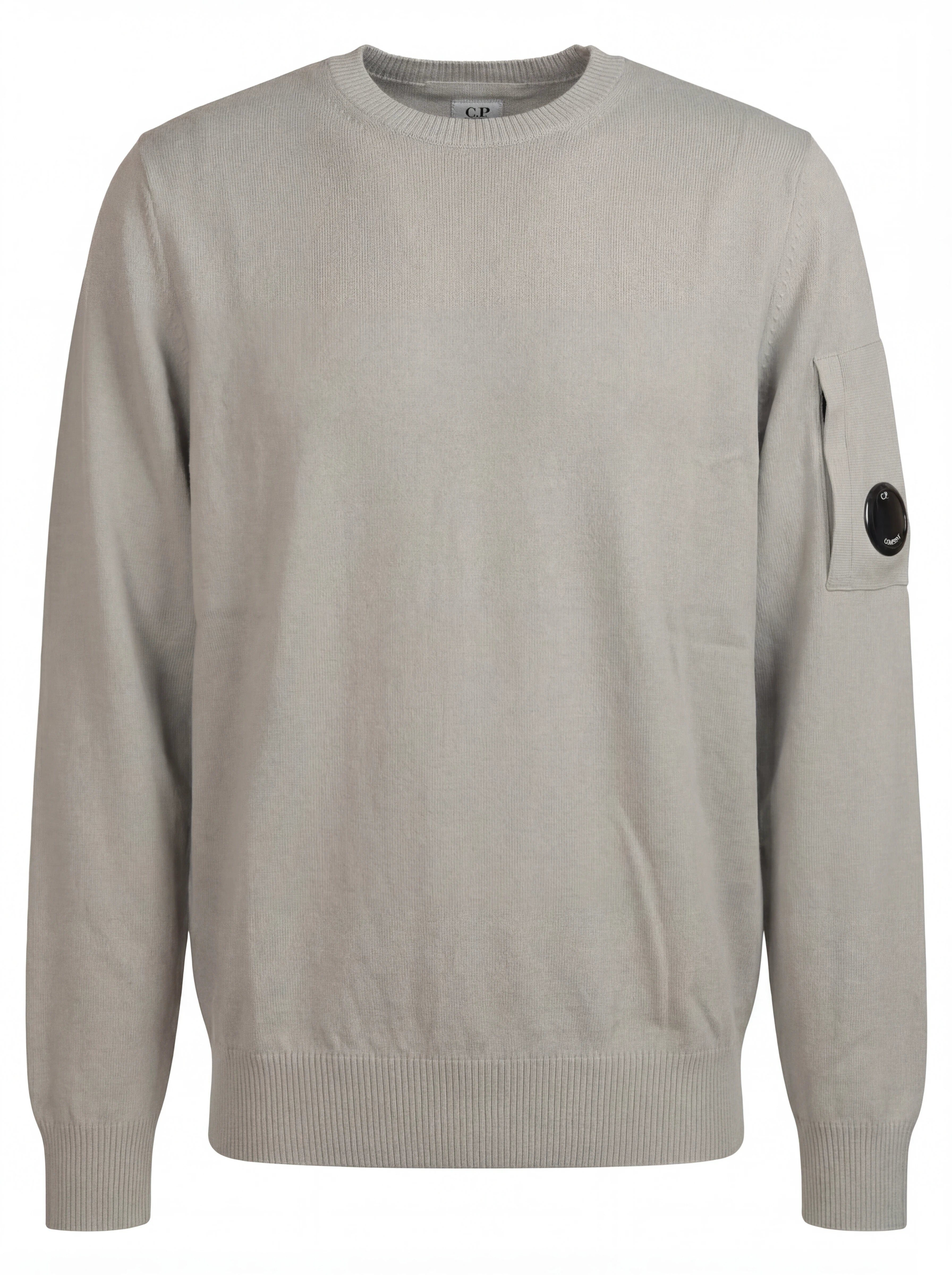 Dettaglio maglia girocollo grigio perla taschino con lente taschino C.P. Company da uomo in cotone