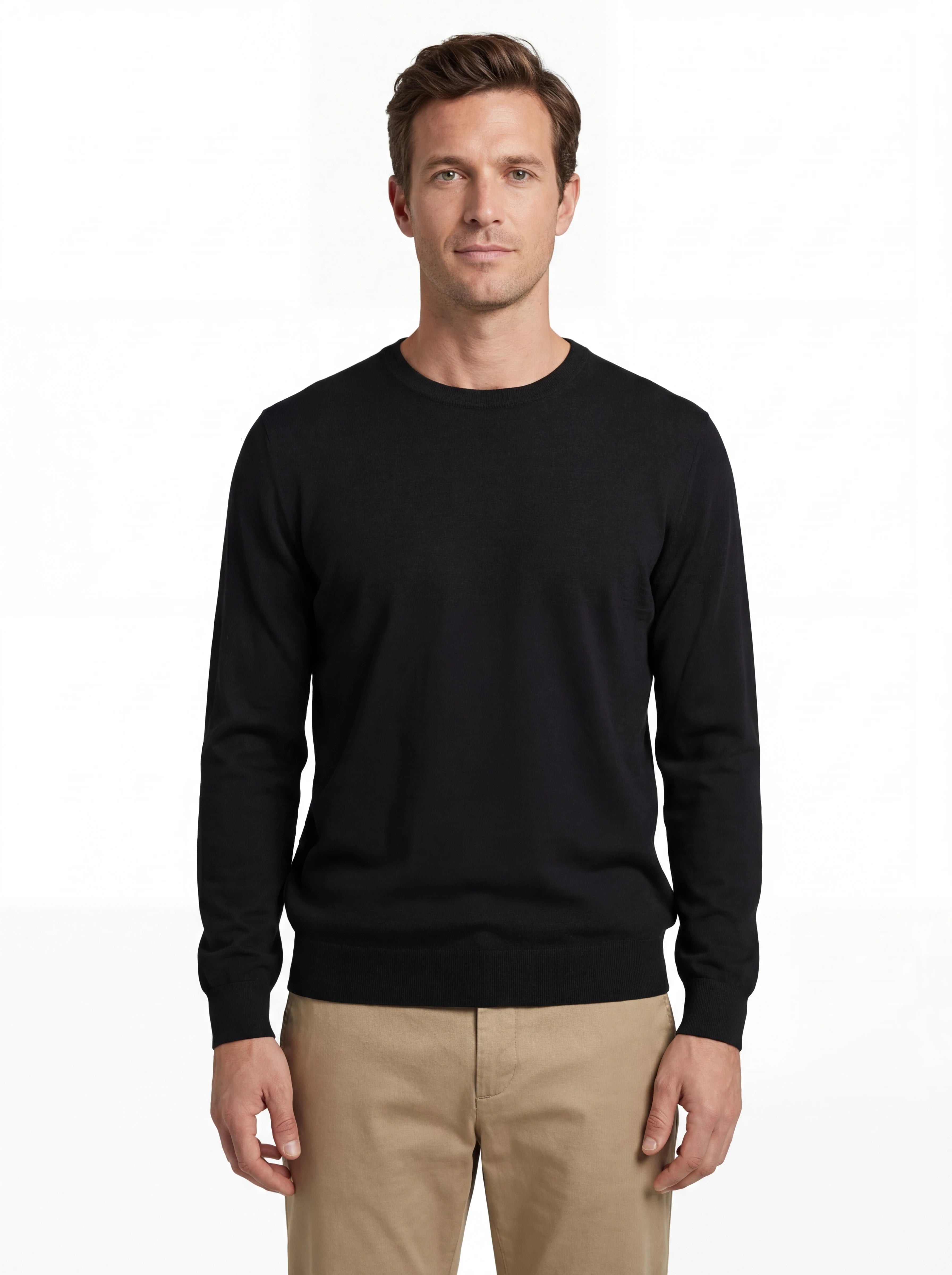 Vista da dietro, modello con maglione nero logo cucito vestibilità dritta C.P. Company da uomo