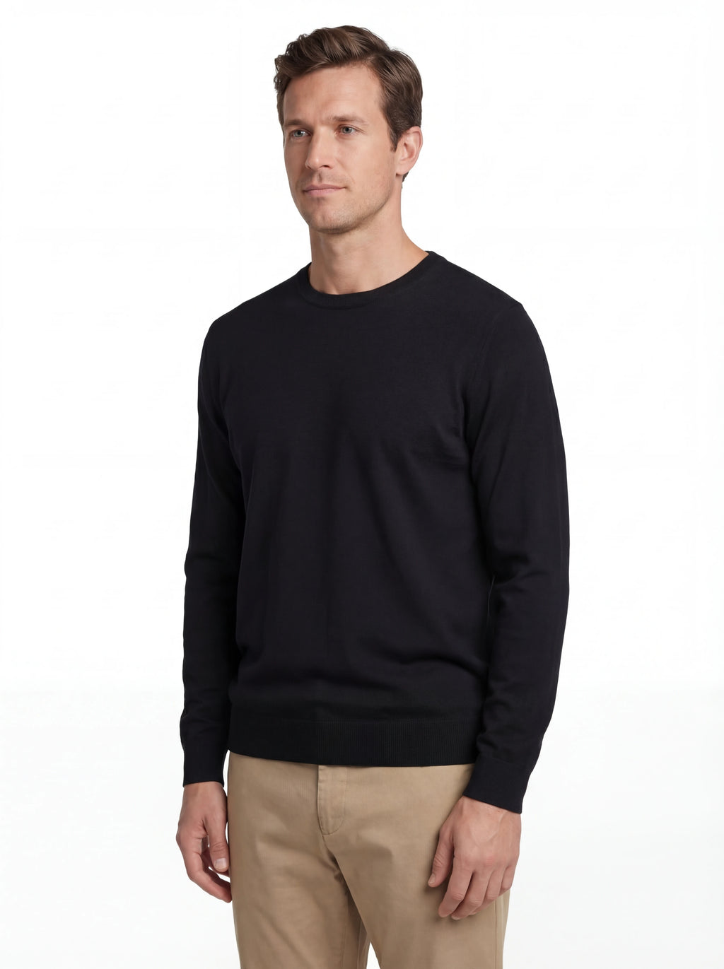 Modello indossa maglione nero logo cucito vestibilità dritta C.P. Company da uomo