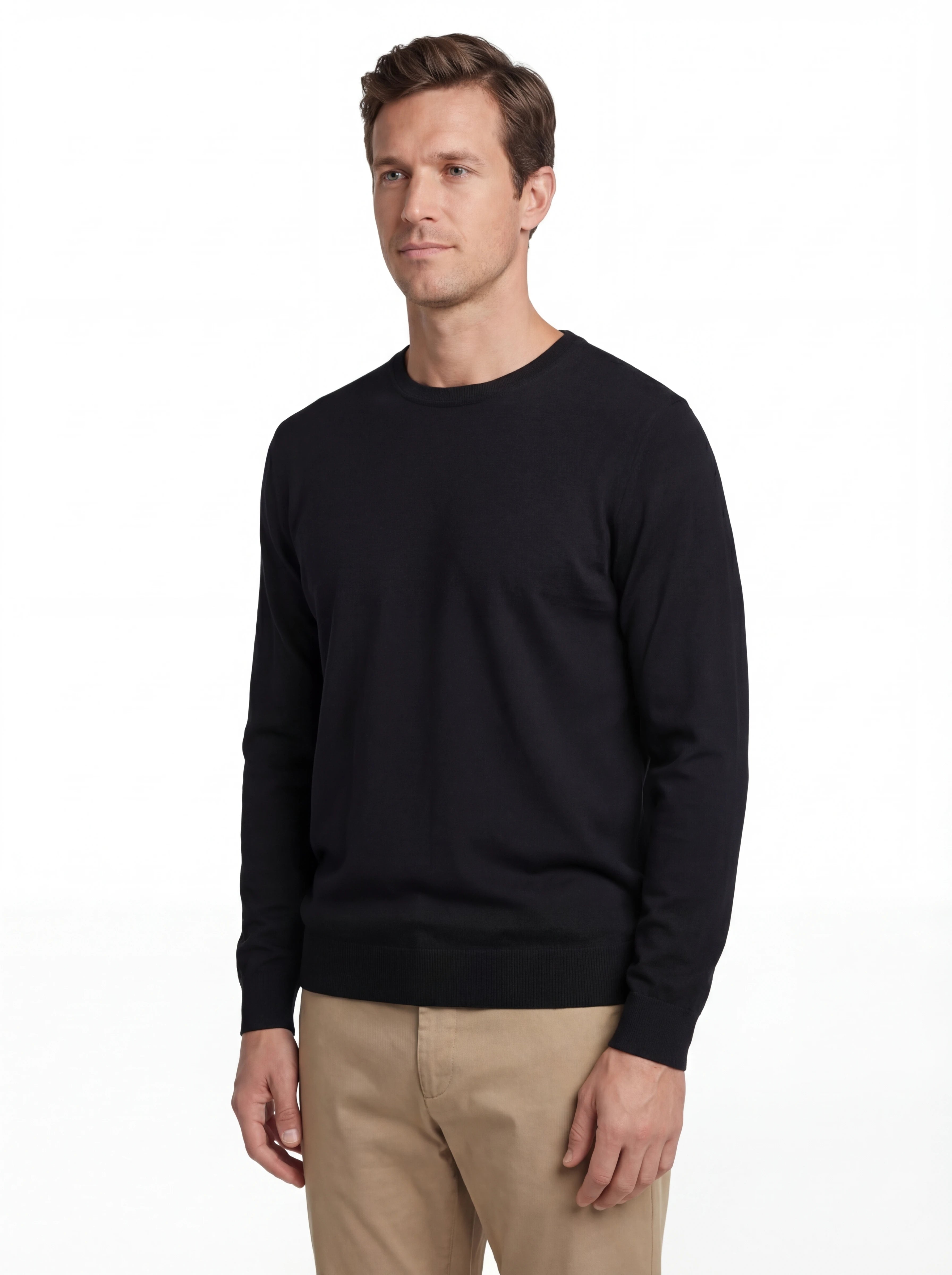 Modello indossa maglione nero logo cucito vestibilità dritta C.P. Company da uomo