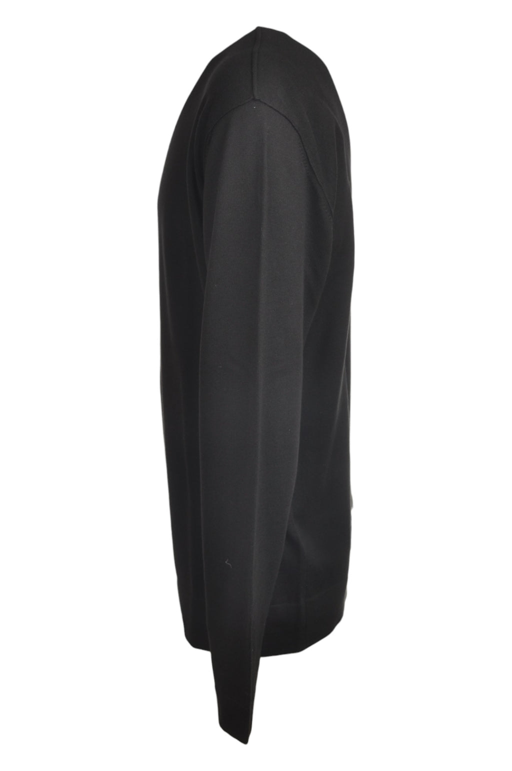 Close-up dettagli, maglione nero logo cucito vestibilità dritta C.P. Company da uomo