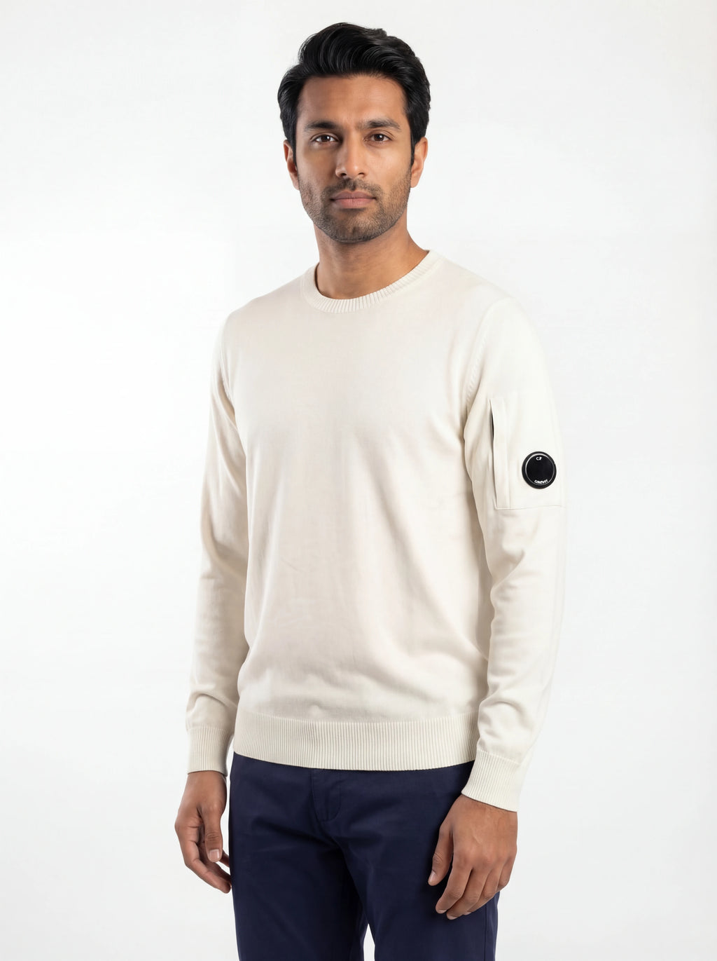Modello indossa maglione bianco taschino con lente taschino C.P. Company da uomo in cotone