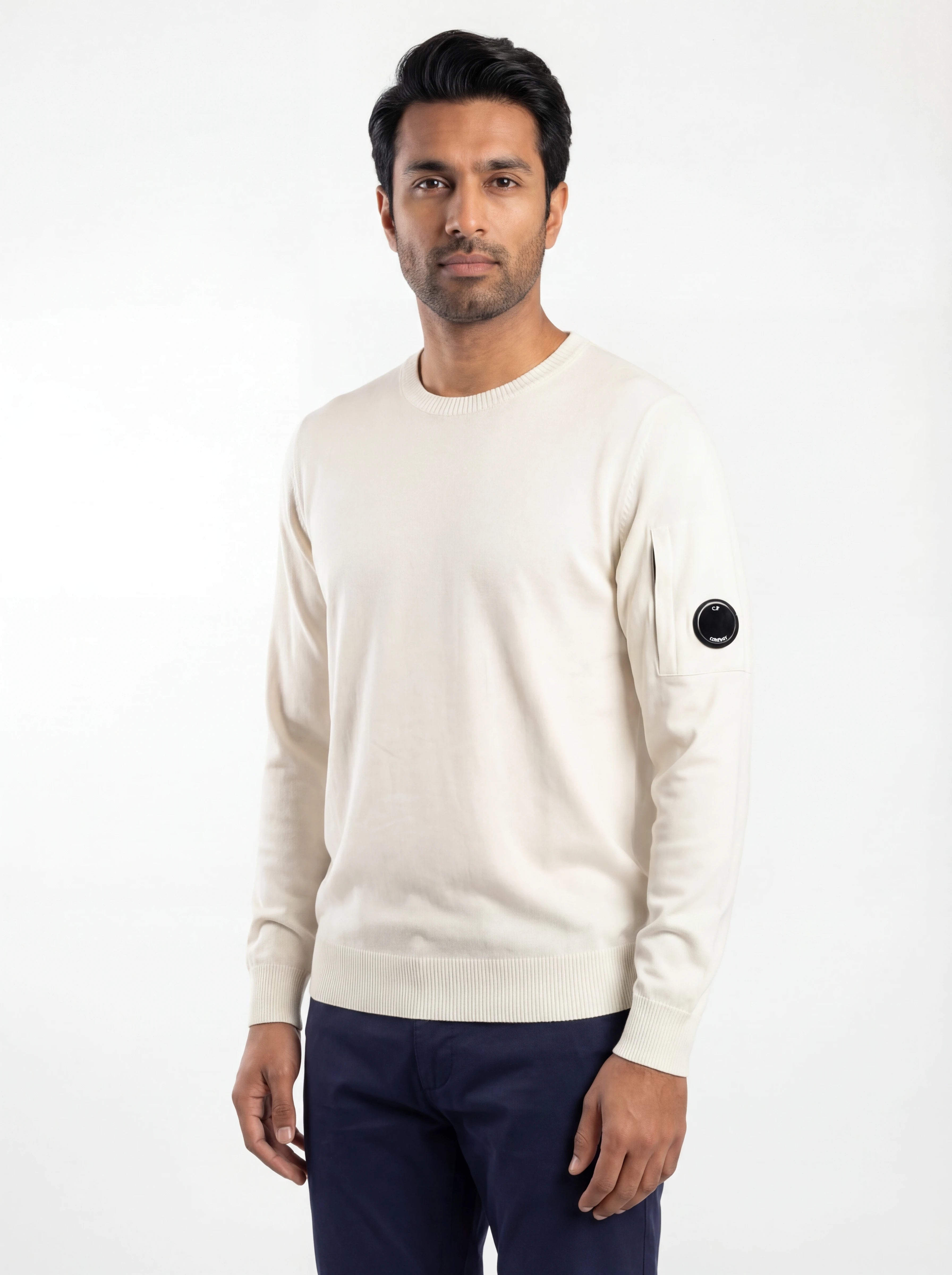 Modello indossa maglione bianco taschino con lente taschino C.P. Company da uomo in cotone