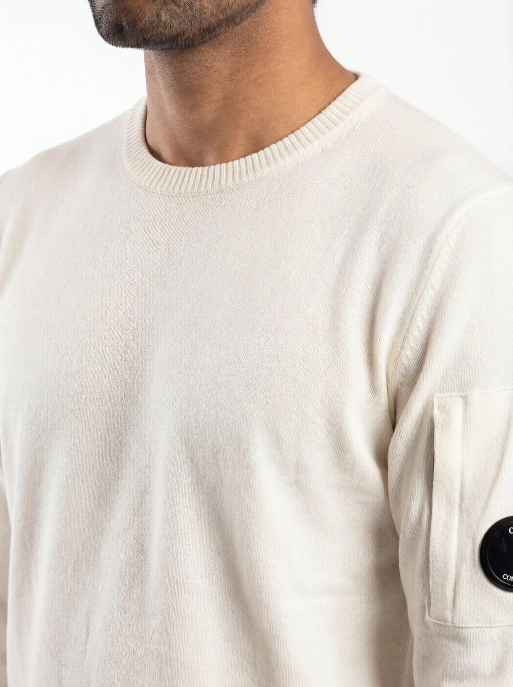 Vista da dietro, modello con maglione bianco taschino con lente taschino C.P. Company da uomo in cotone