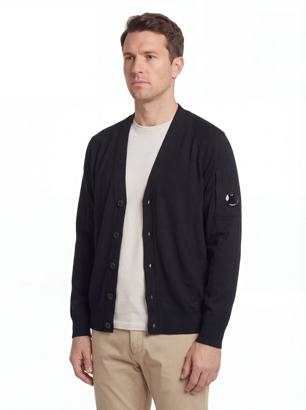 Modello indossa cardigan blu taschino manica a rilievo C.P. Company da uomo