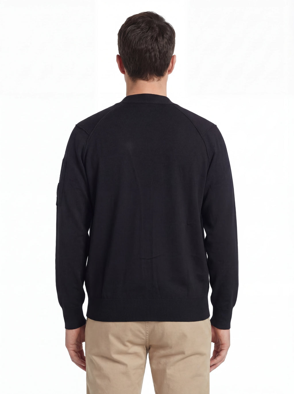 Vista da dietro, modello con cardigan blu taschino manica a rilievo C.P. Company da uomo