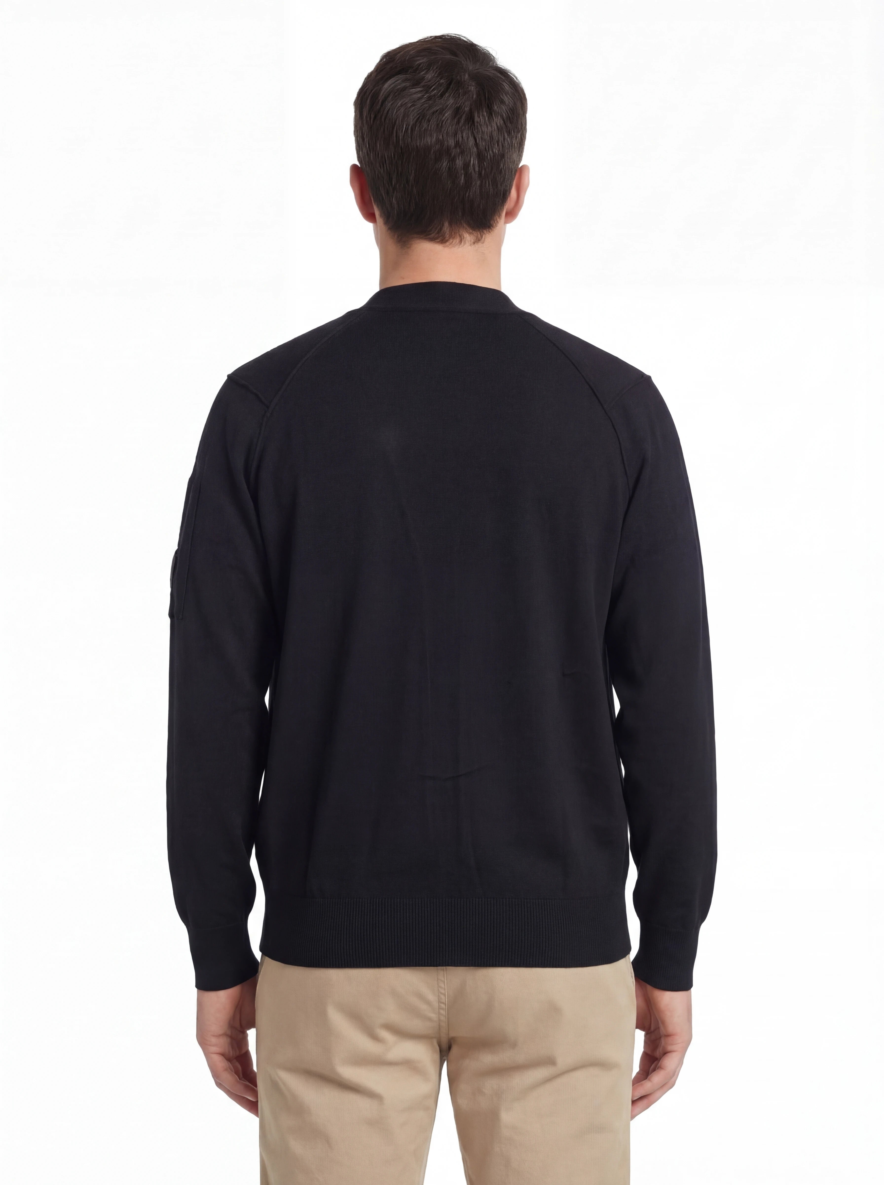 Vista da dietro, modello con cardigan blu taschino manica a rilievo C.P. Company da uomo