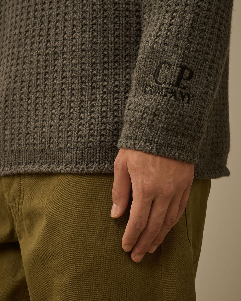 Close-up dettagli, maglione grigio cappuccio C.P. Company da uomo in lana