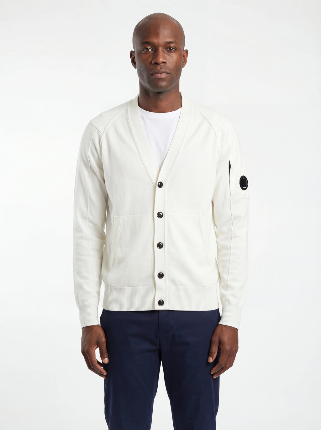 Vista da dietro, modello con cardigan bianco taschino manica a rilievo C.P. Company da uomo