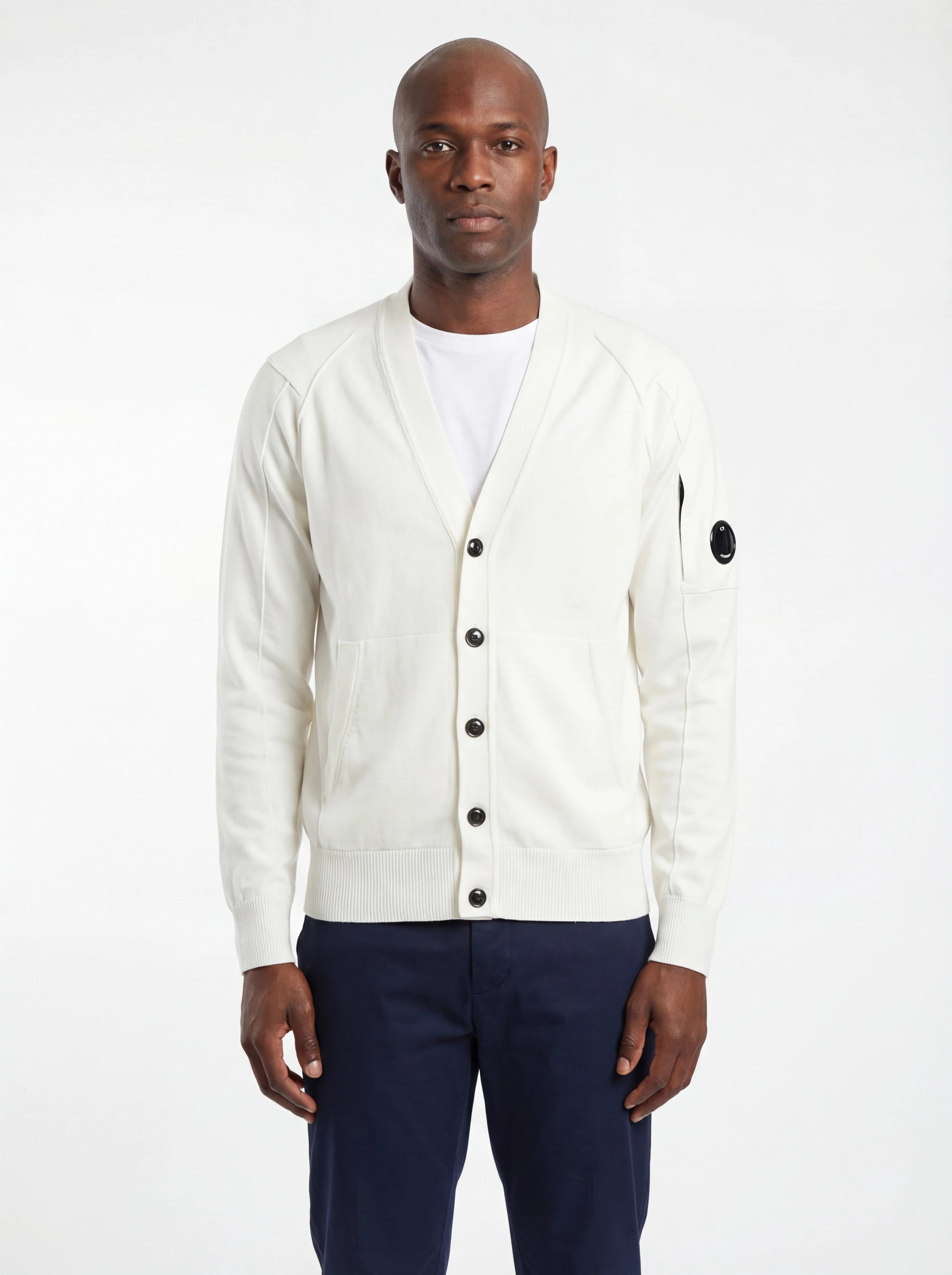 Vista da dietro, modello con cardigan bianco taschino manica a rilievo C.P. Company da uomo