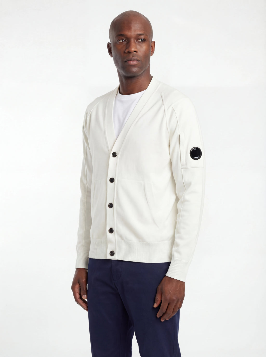 Modello indossa cardigan bianco taschino manica a rilievo C.P. Company da uomo