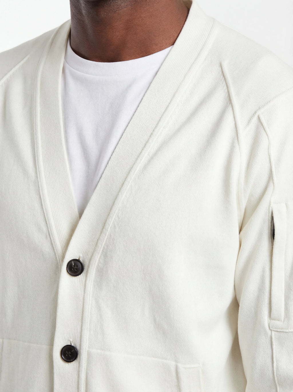Cardigan vista da dietro, cardigan bianco taschino manica a rilievo C.P. Company da uomo
