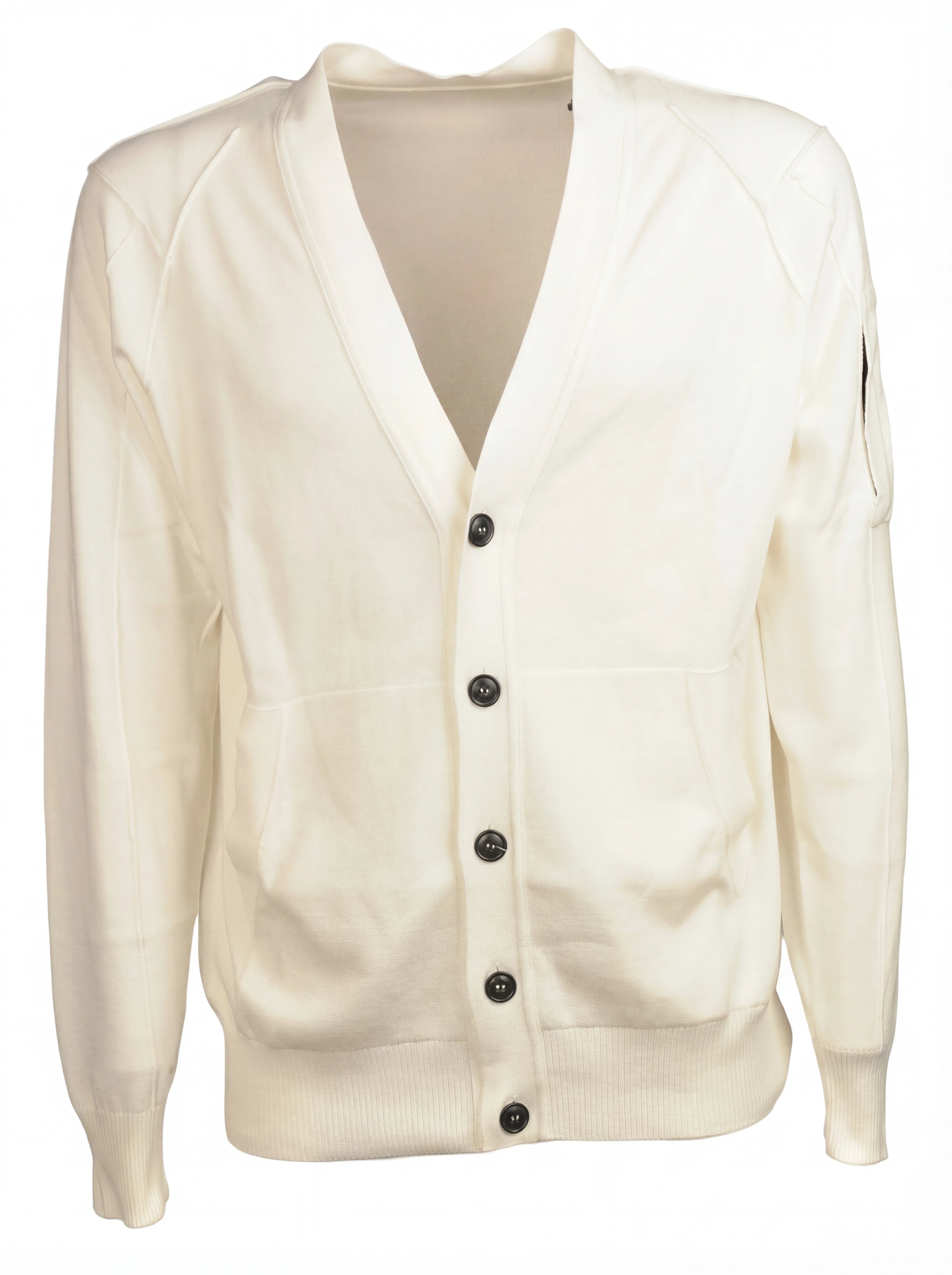 Close-up dettagli, cardigan bianco taschino manica a rilievo C.P. Company da uomo