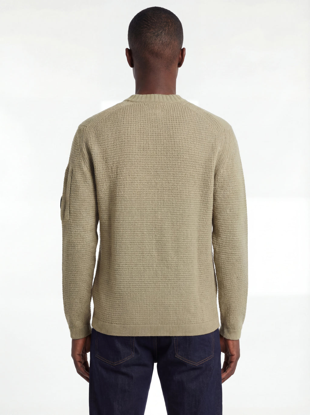 Modello a 45° con maglione salvia a costine C.P. Company da uomo in lana