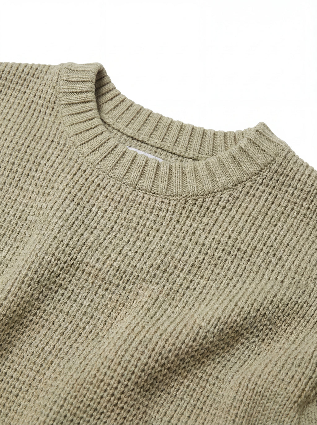 Vista da dietro, modello con maglione salvia a costine C.P. Company da uomo in lana