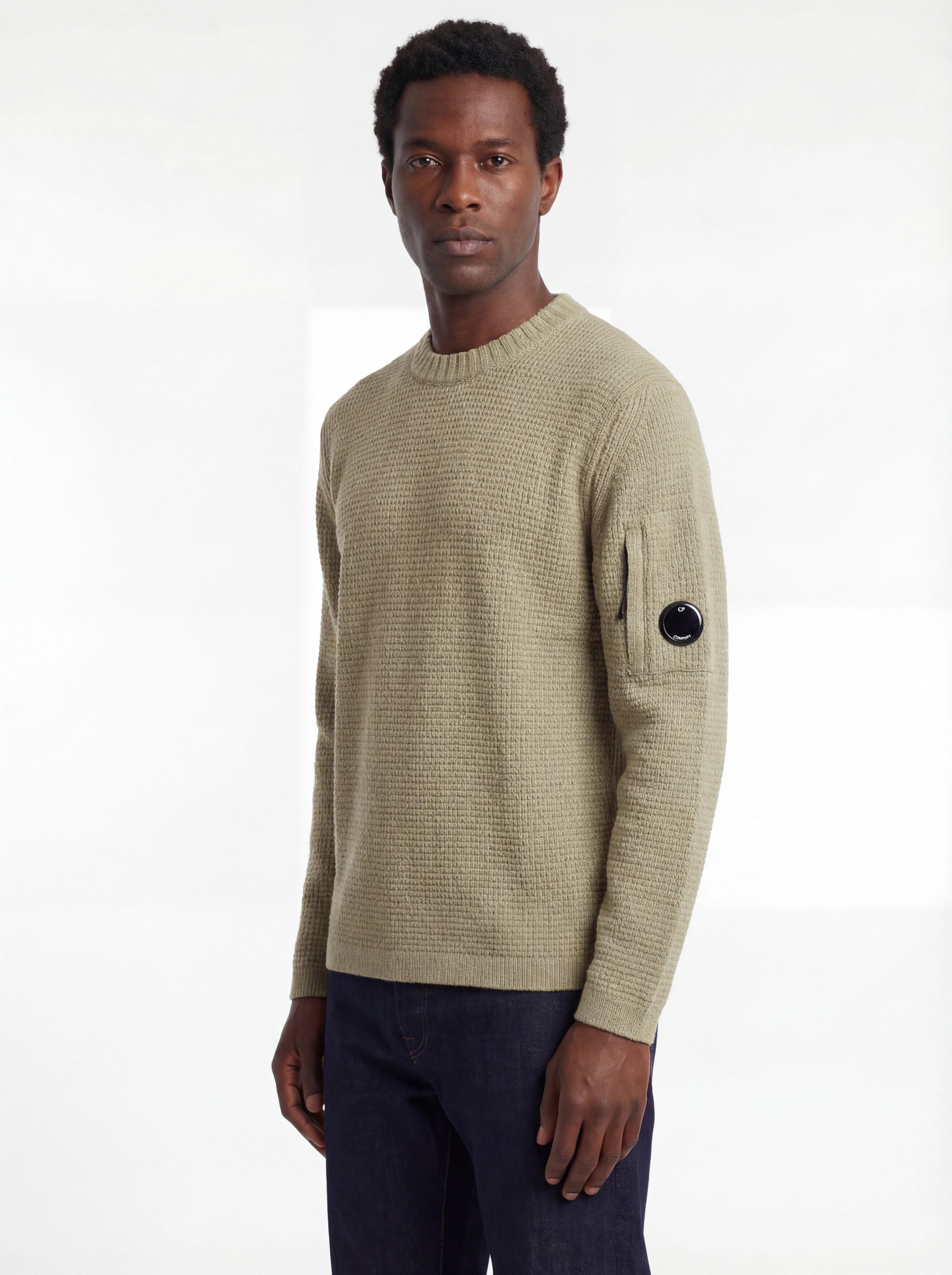 Modello indossa maglione salvia a costine C.P. Company da uomo in lana