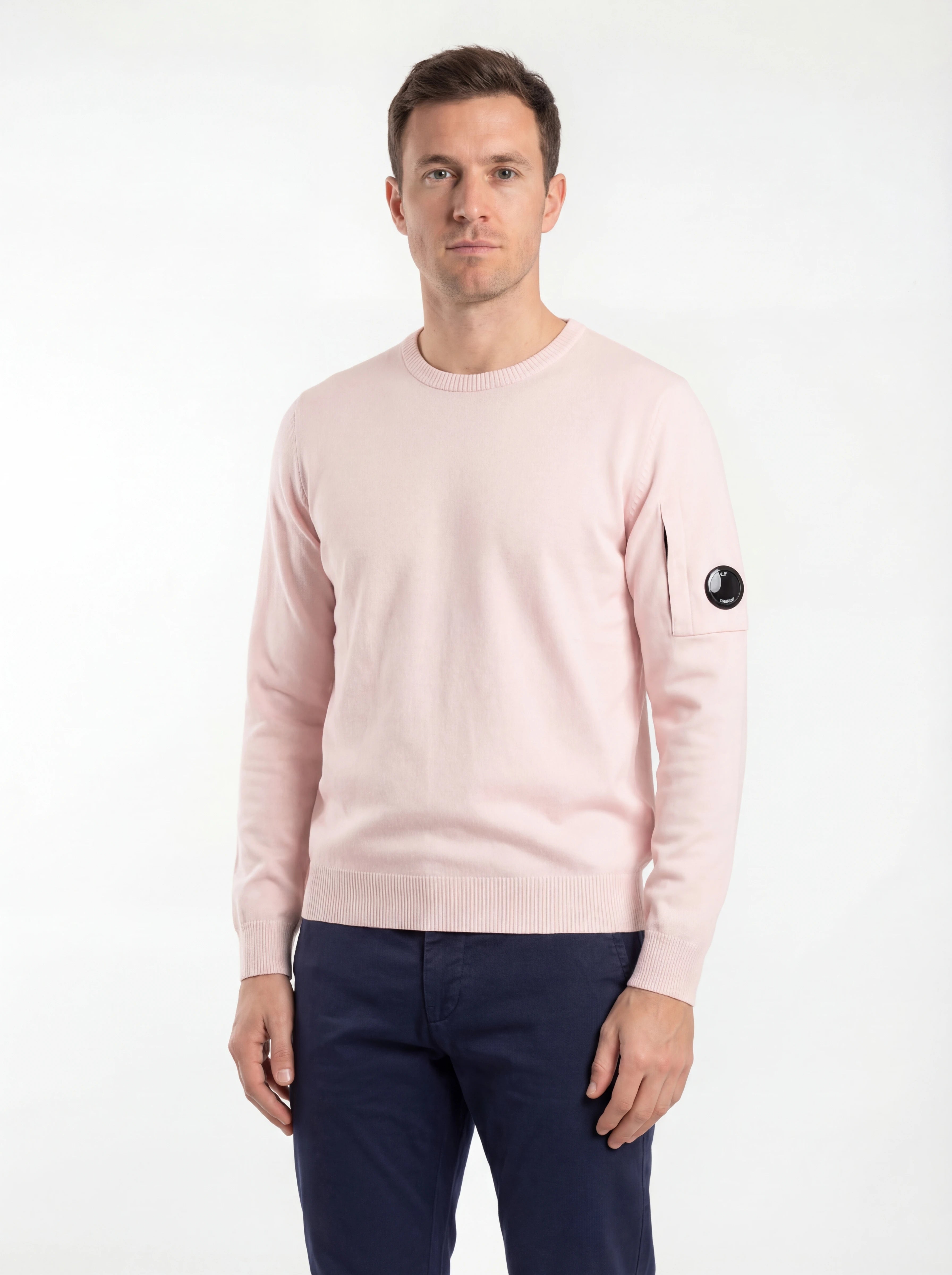 Modello indossa maglia girocollo rosa taschino con lente taschino C.P. Company da uomo in cotone
