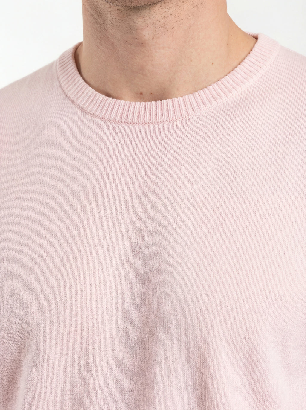 Dettaglio maglia girocollo rosa taschino con lente taschino C.P. Company da uomo in cotone