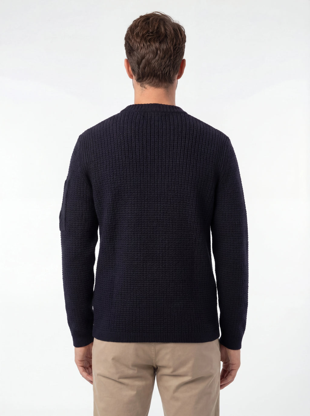 Modello a 45° con maglione blu a costine C.P. Company da uomo in lana