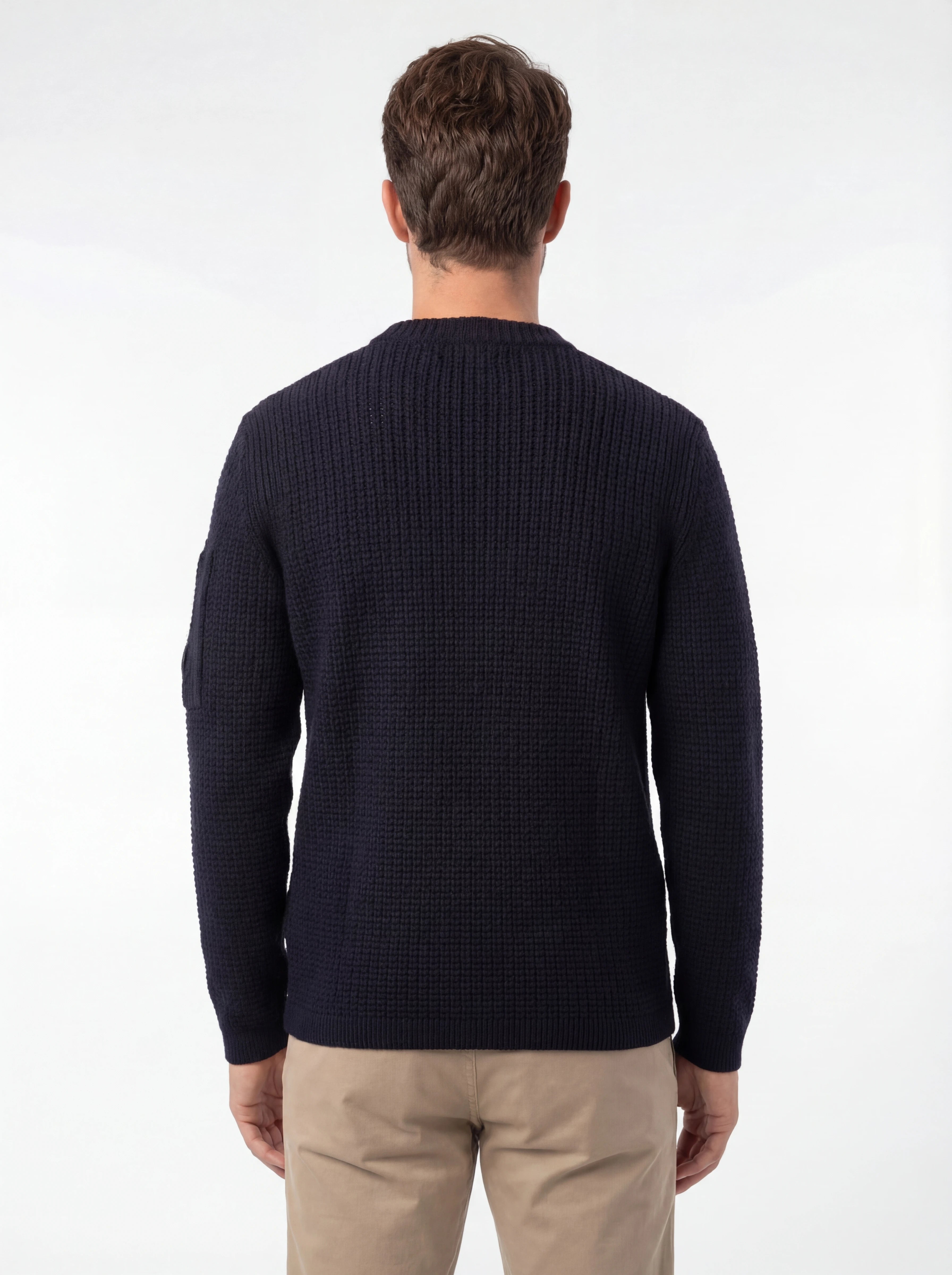 Modello a 45° con maglione blu a costine C.P. Company da uomo in lana