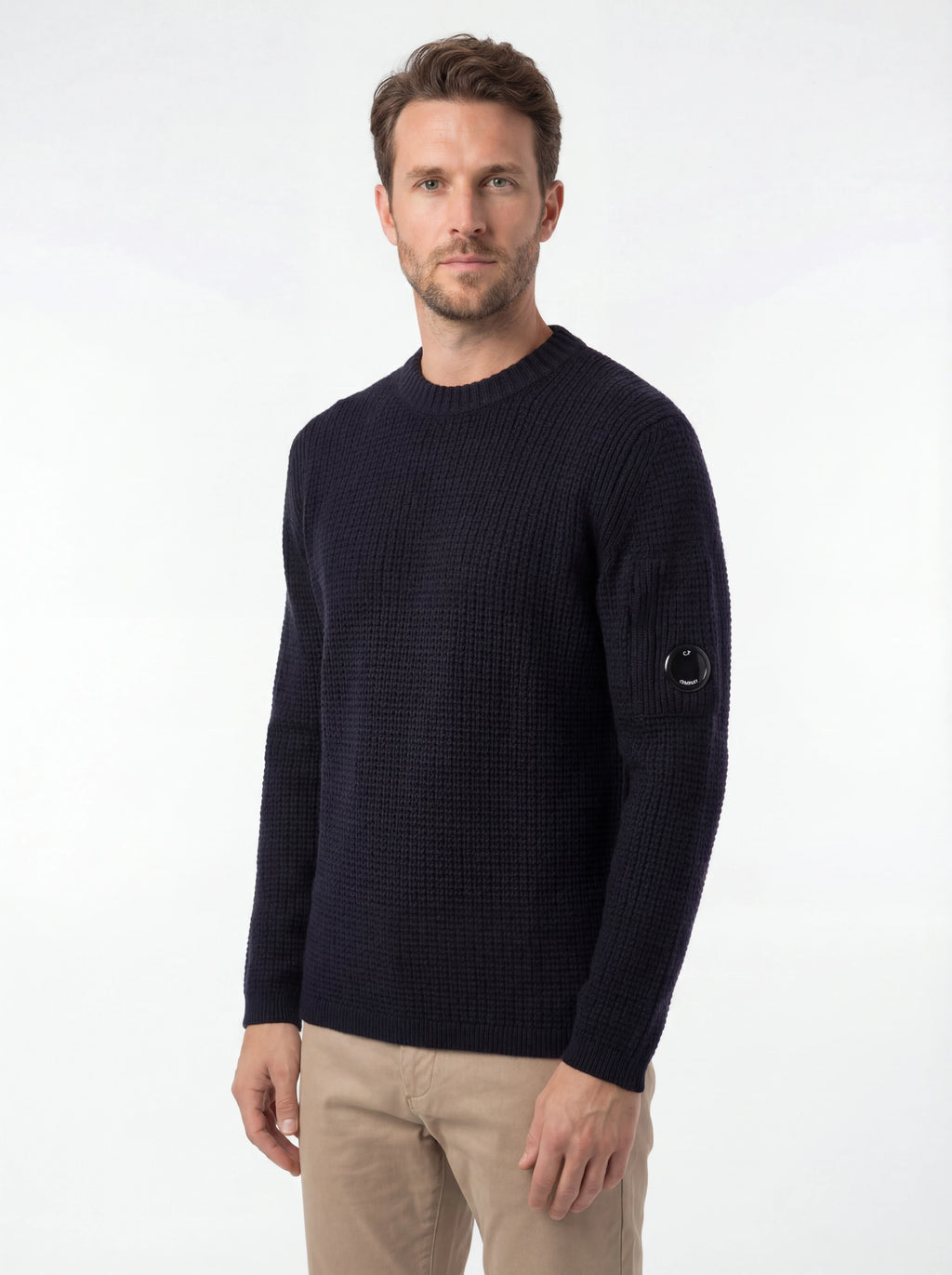 Modello indossa maglione blu a costine C.P. Company da uomo in lana