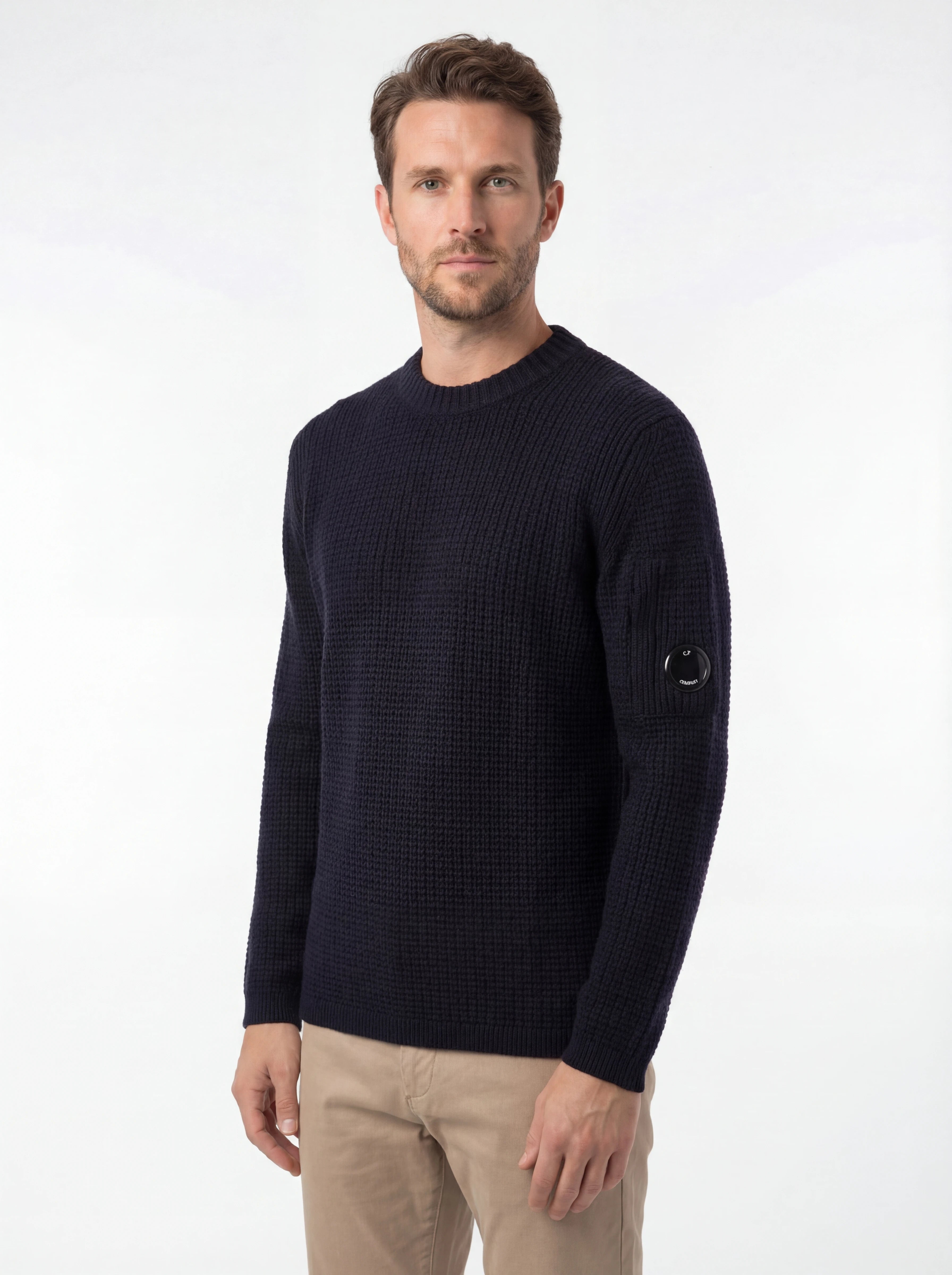 Modello indossa maglione blu a costine C.P. Company da uomo in lana