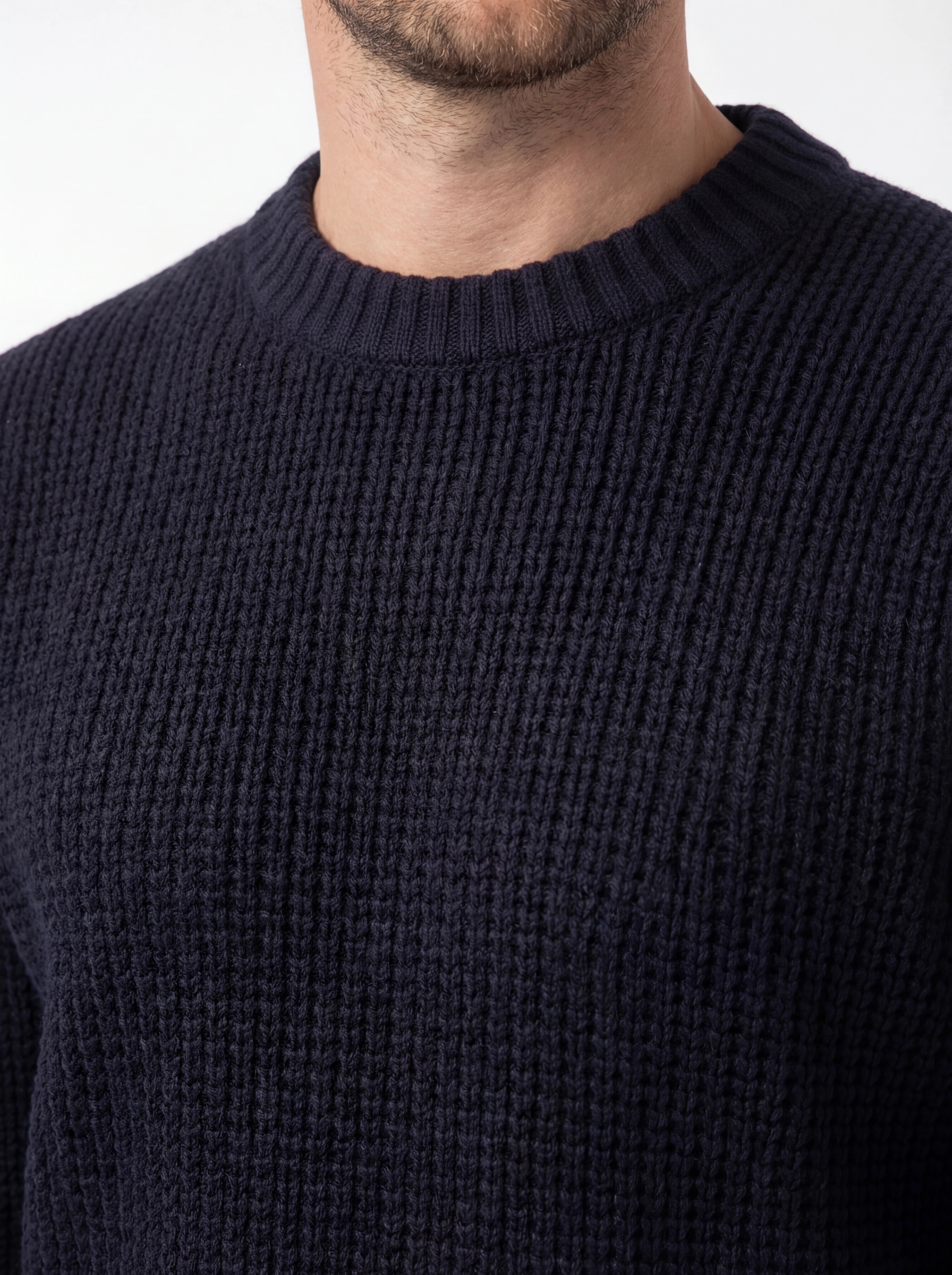 Vista da dietro, modello con maglione blu a costine C.P. Company da uomo in lana