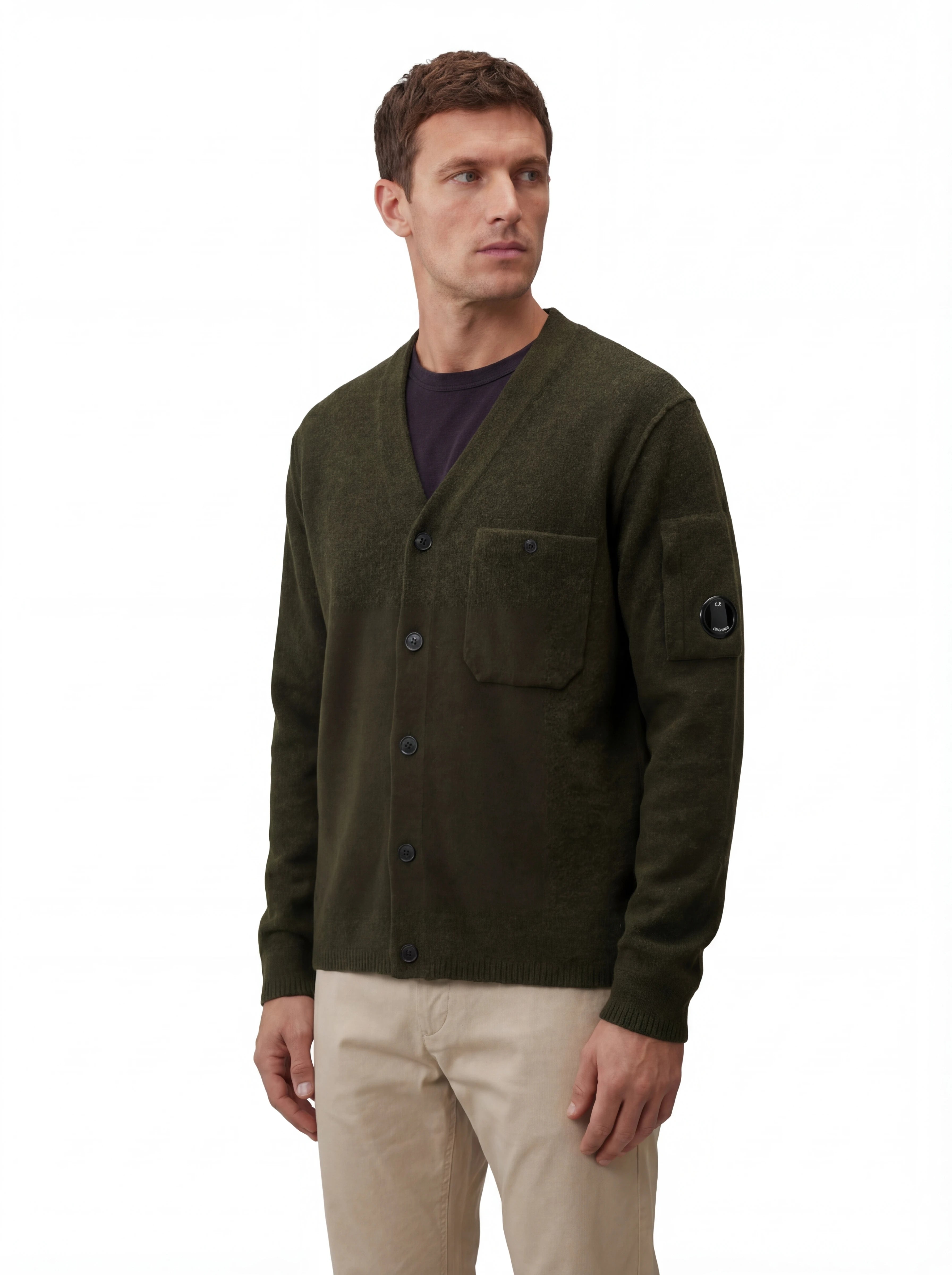 Modello indossa cardigan muschio taschino con lente taschino C.P. Company da uomo in lana