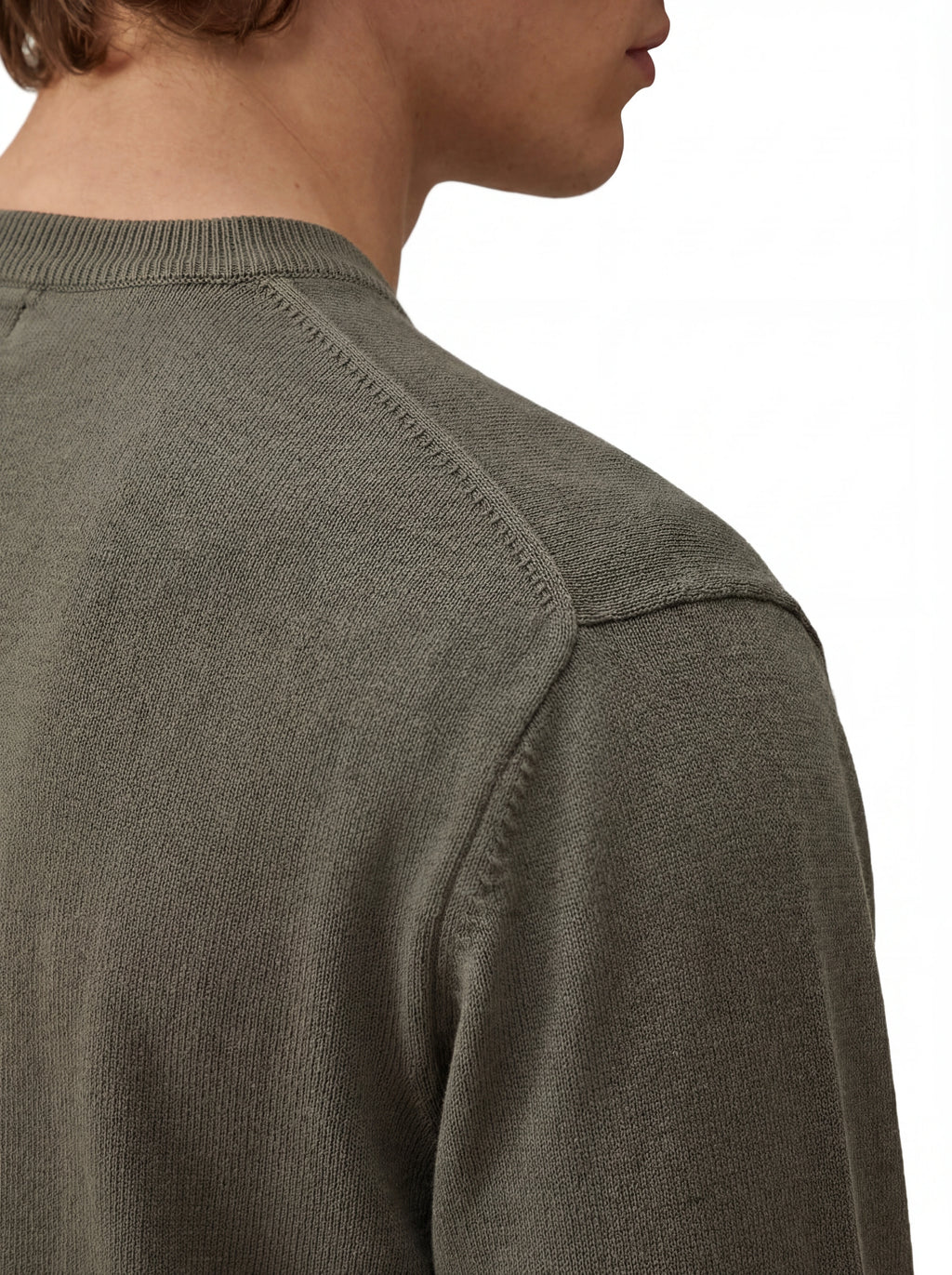 Close-up dettagli, maglia girocollo grigio scuro C.P. Company da uomo