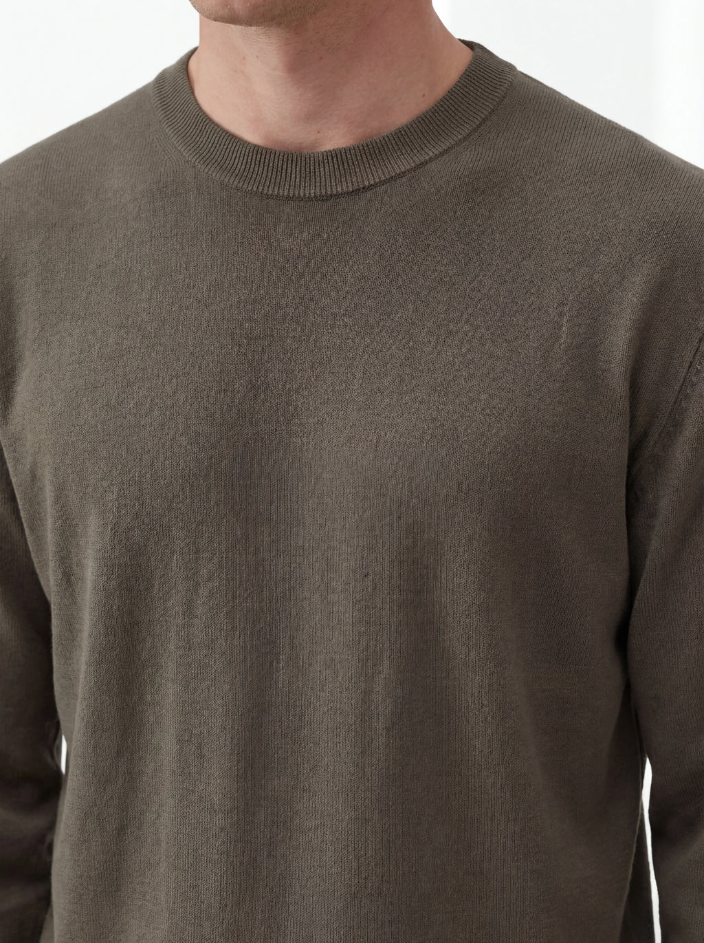 Dettaglio maglia girocollo grigio scuro C.P. Company da uomo