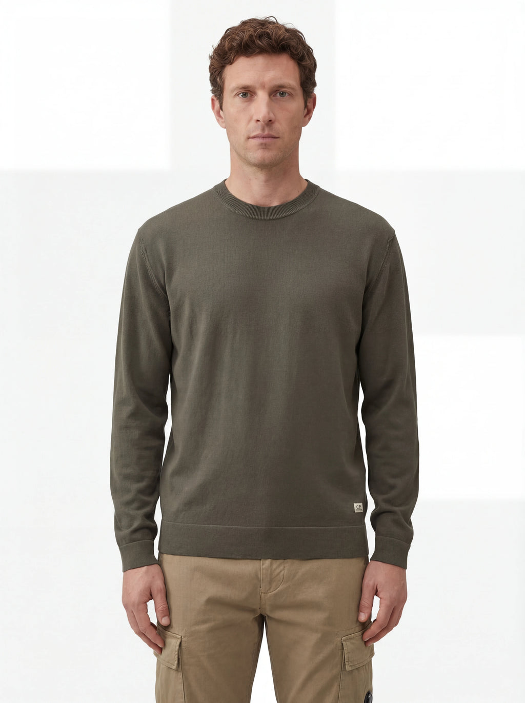 Dettaglio maglia girocollo grigio scuro C.P. Company da uomo