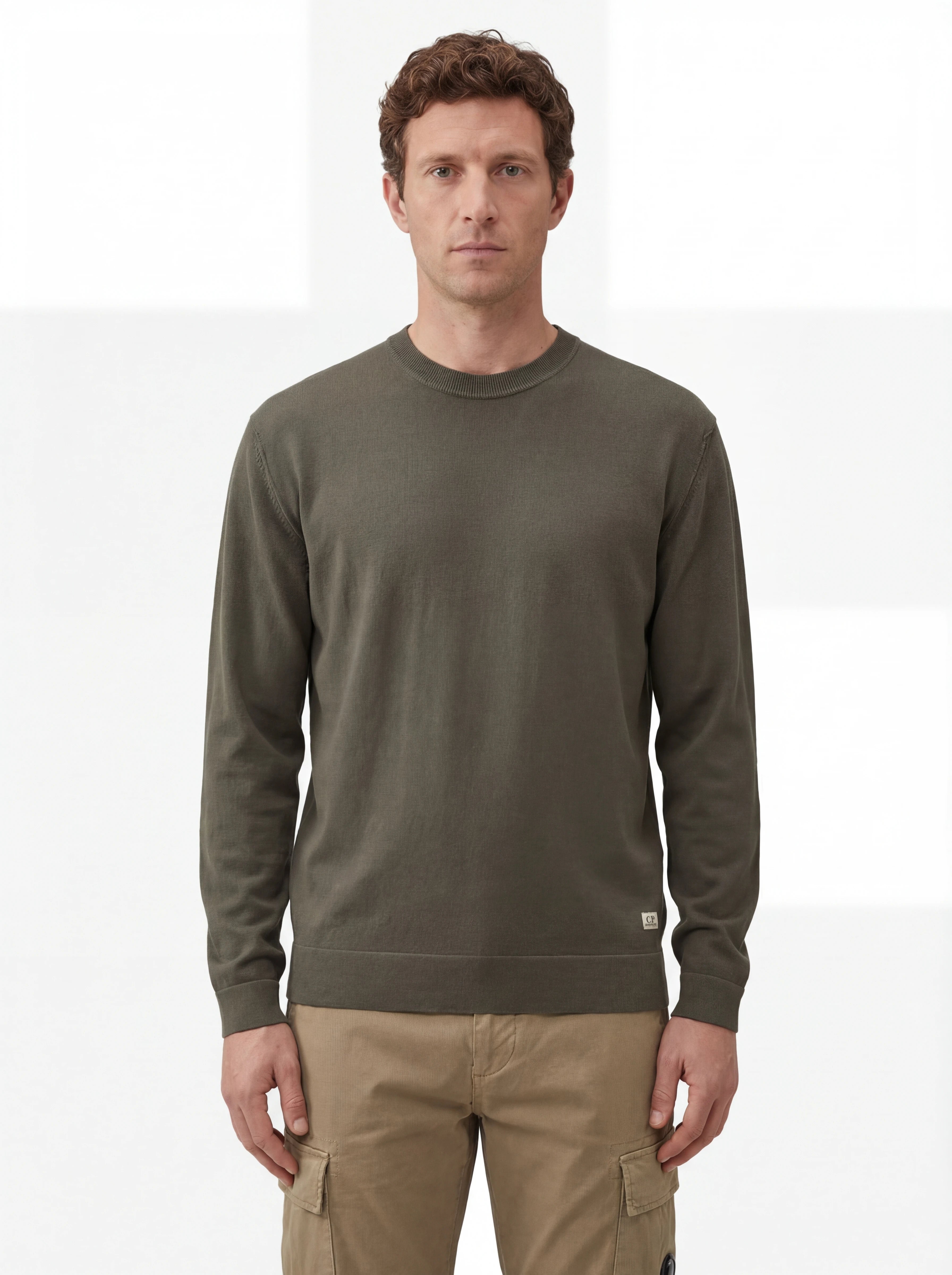 Dettaglio maglia girocollo grigio scuro C.P. Company da uomo