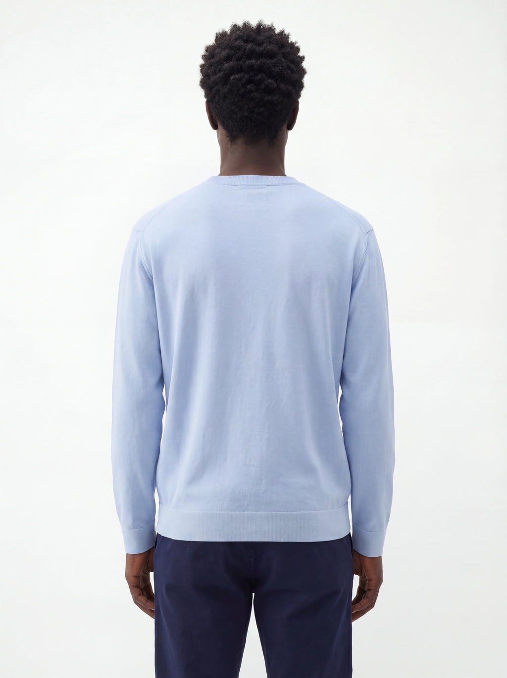 Modello a 45° con maglia girocollo celeste C.P. Company da uomo