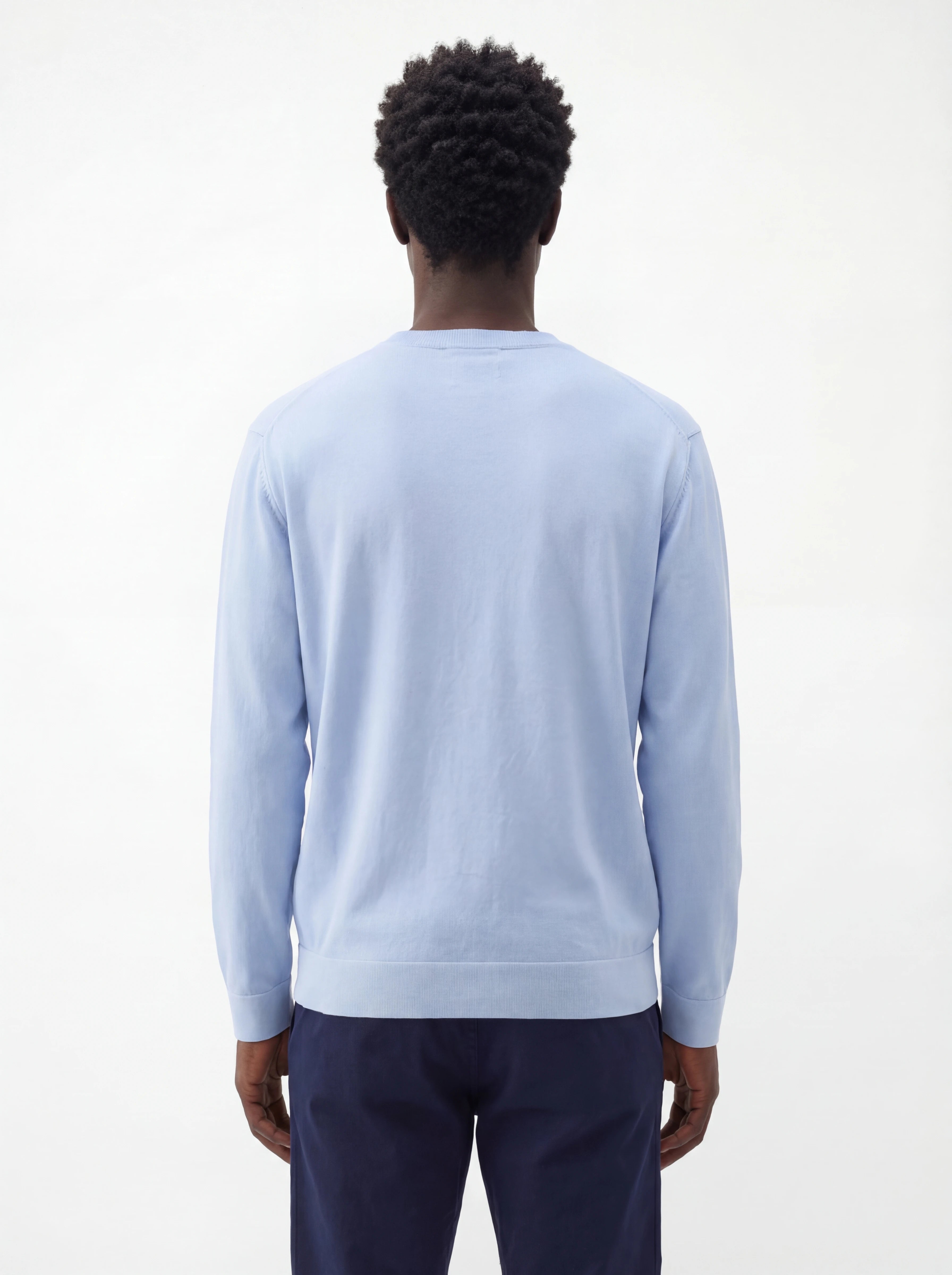 Modello a 45° con maglia girocollo celeste C.P. Company da uomo