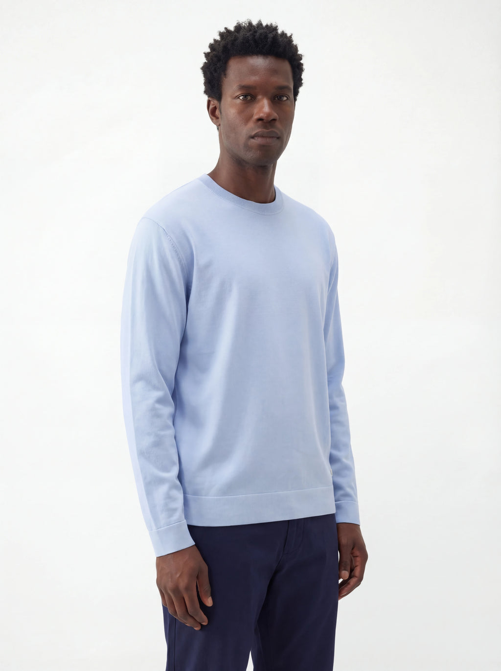 Modello indossa maglia girocollo celeste C.P. Company da uomo