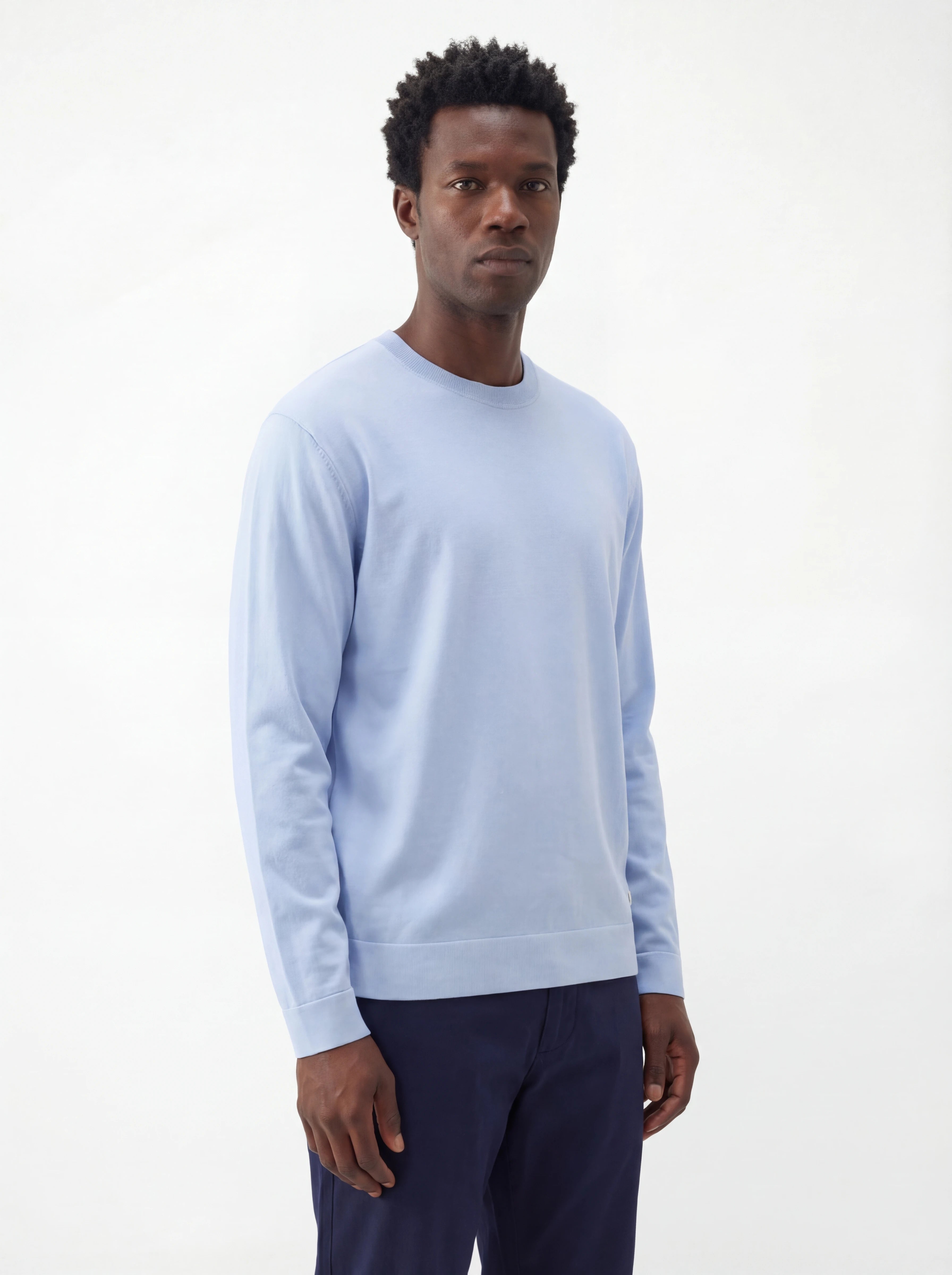 Modello indossa maglia girocollo celeste C.P. Company da uomo