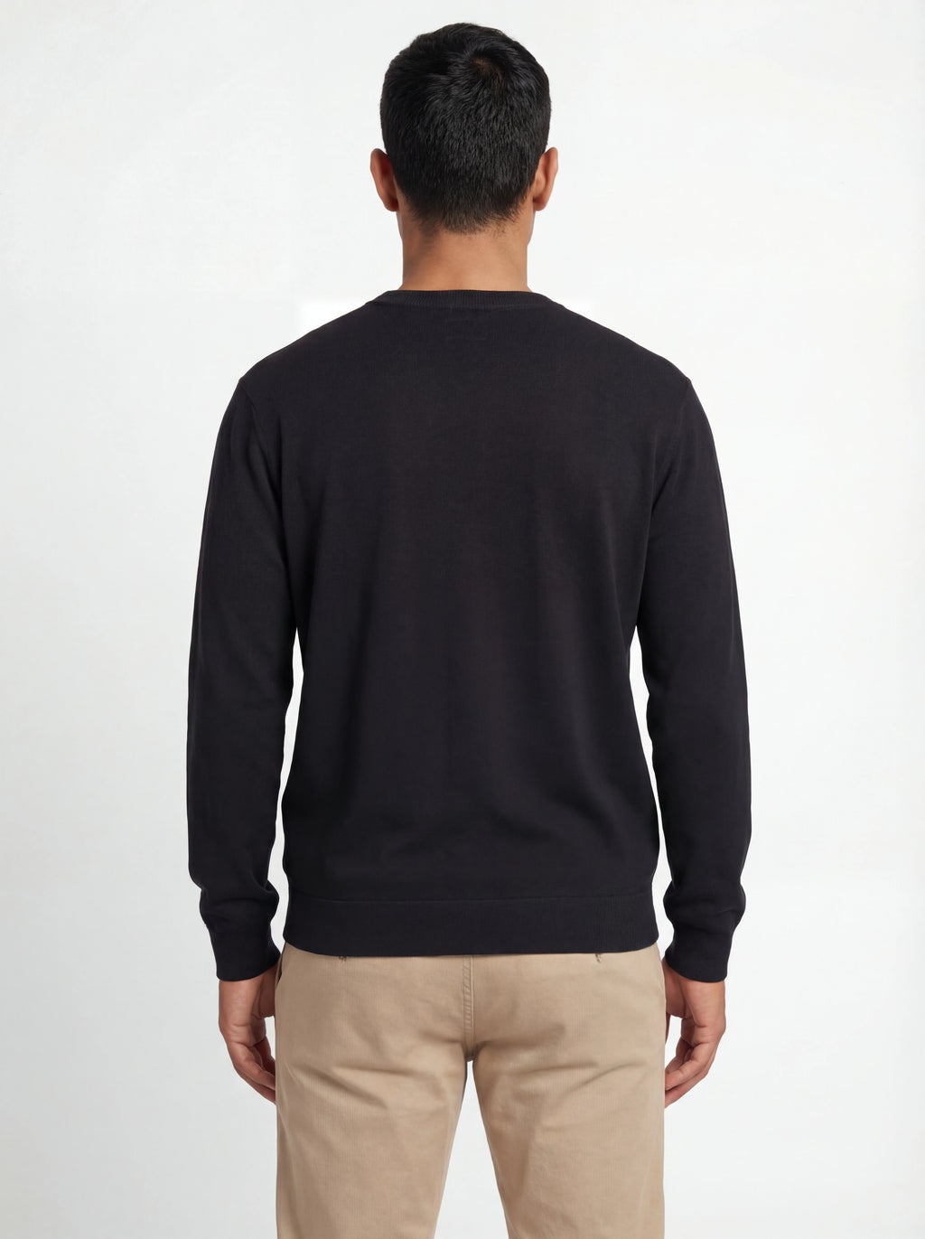 Modello a 45° con maglia girocollo blu C.P. Company da uomo in primo piano