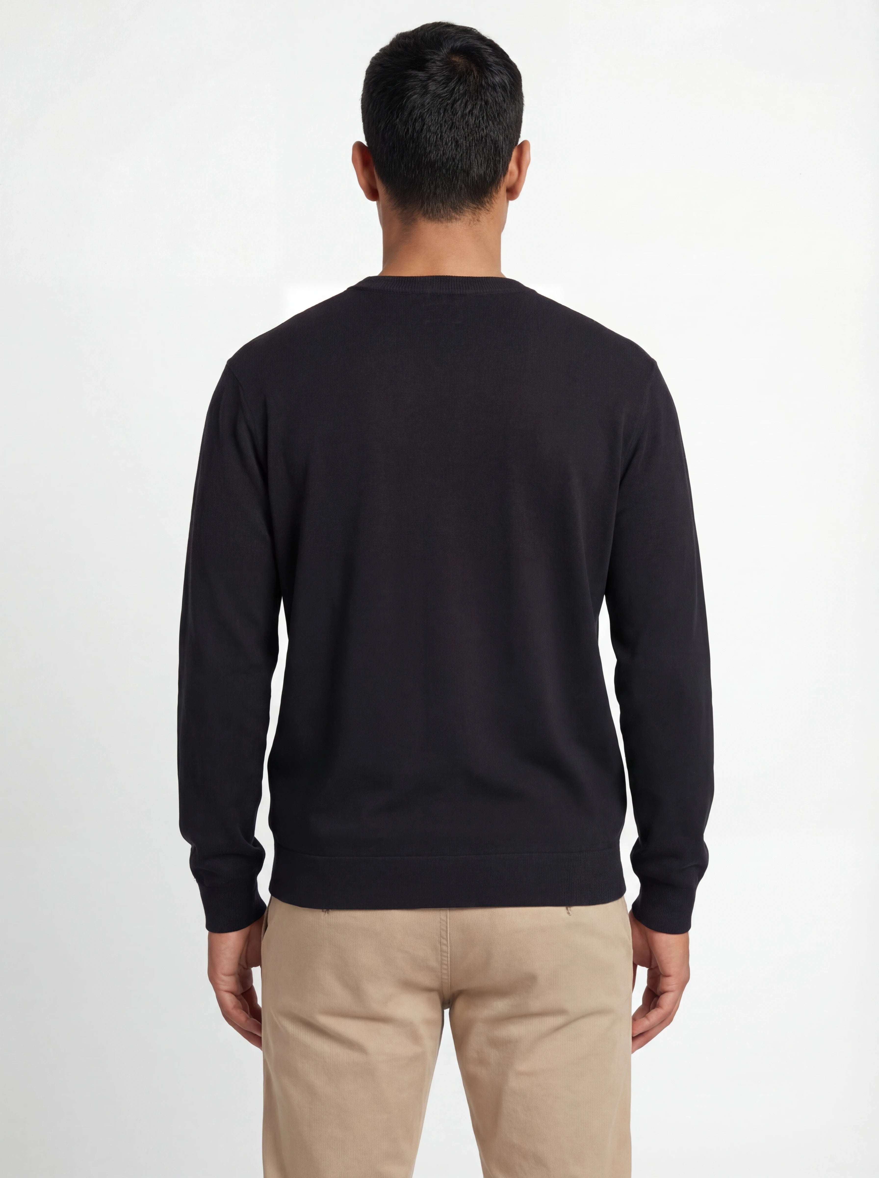 Modello a 45° con maglia girocollo blu C.P. Company da uomo in primo piano