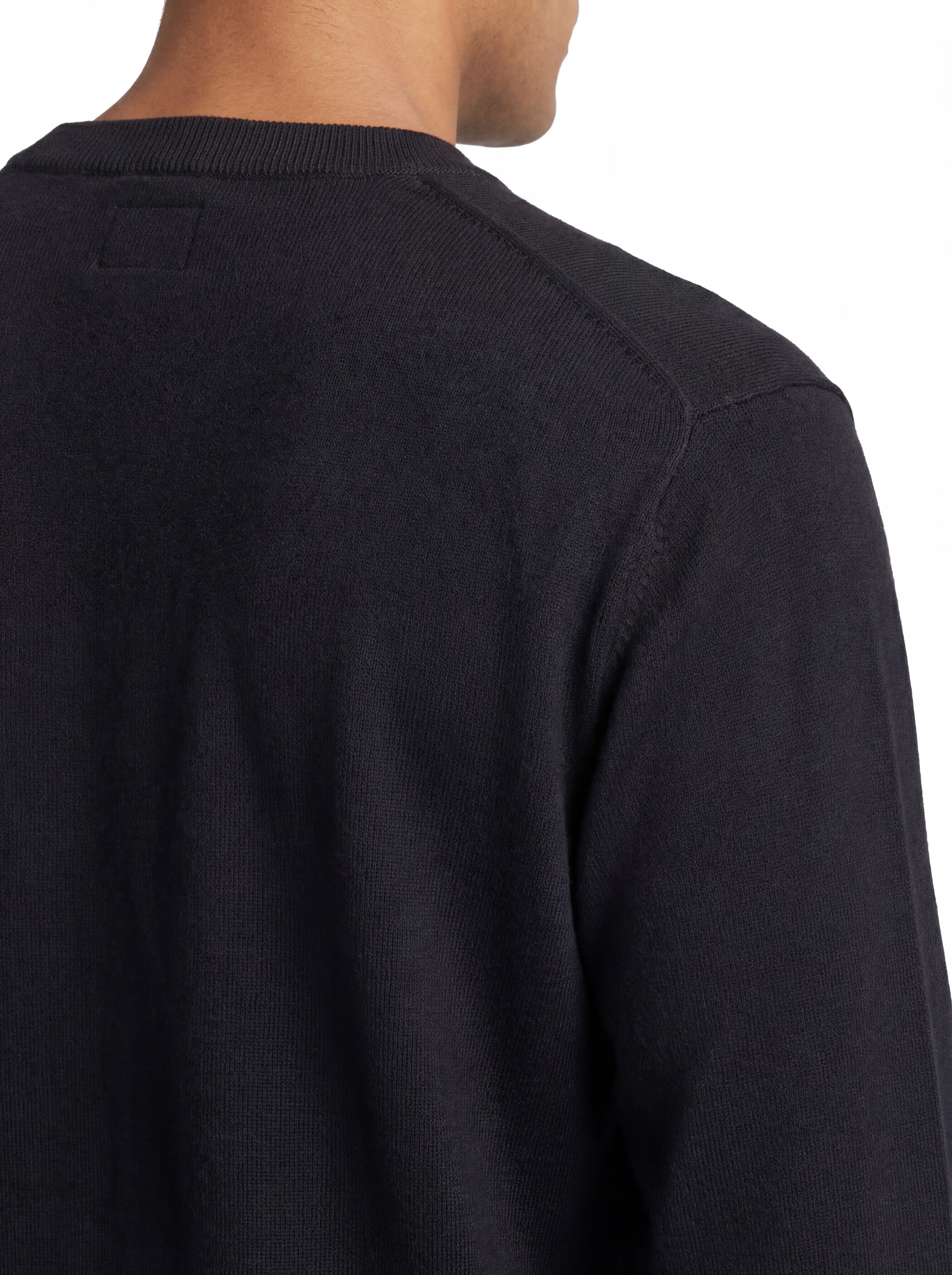 Vista da dietro, modello con maglia girocollo blu C.P. Company da uomo