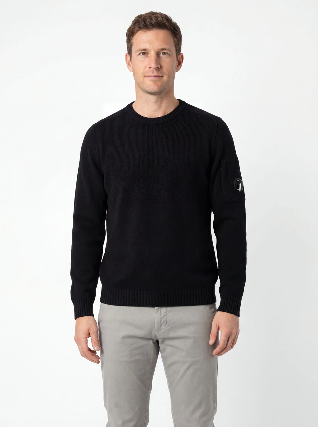 Vista da dietro, modello con maglia girocollo blu taschino C.P. Company da uomo in ciniglia