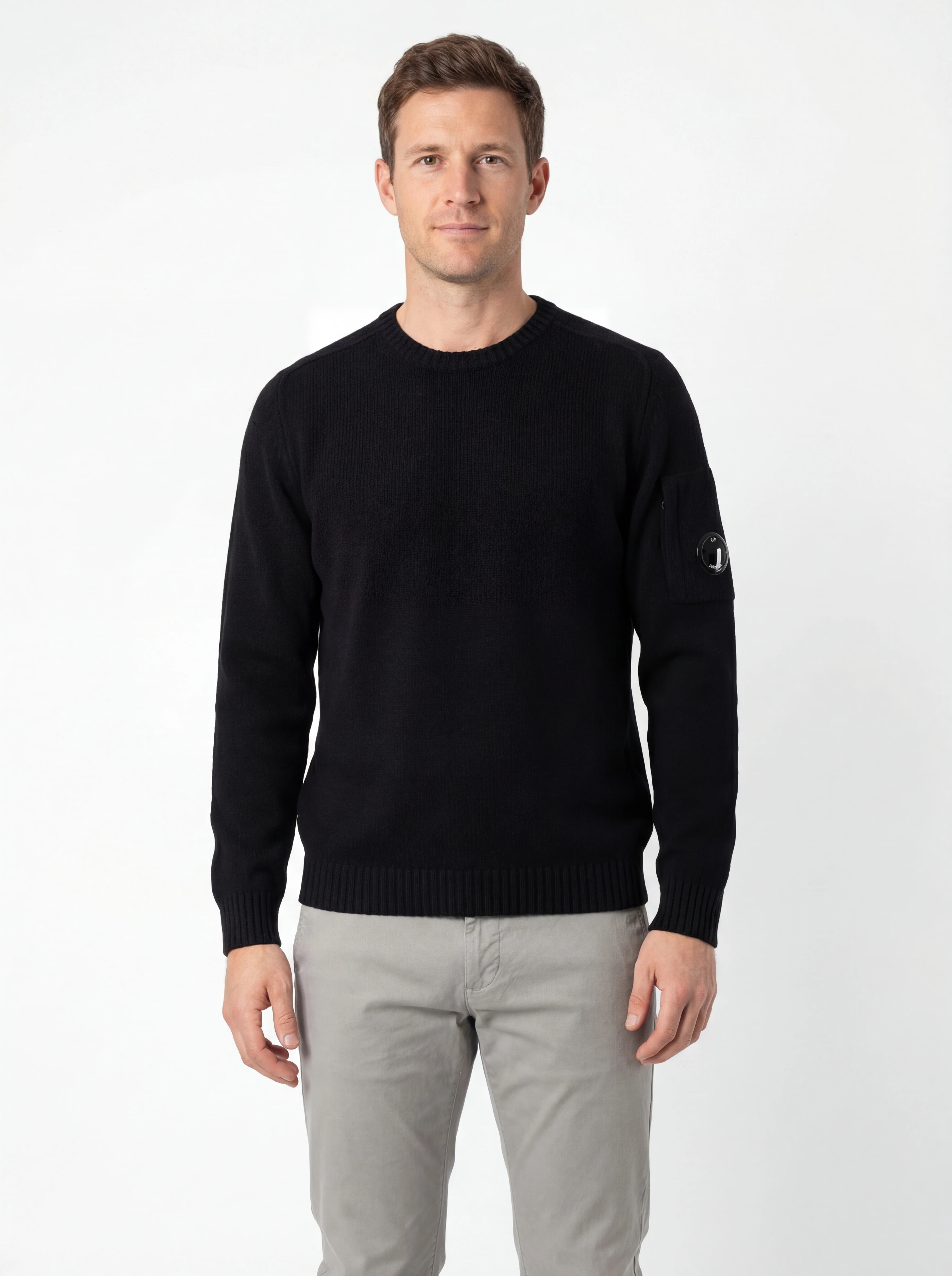 Vista da dietro, modello con maglia girocollo blu taschino C.P. Company da uomo in ciniglia