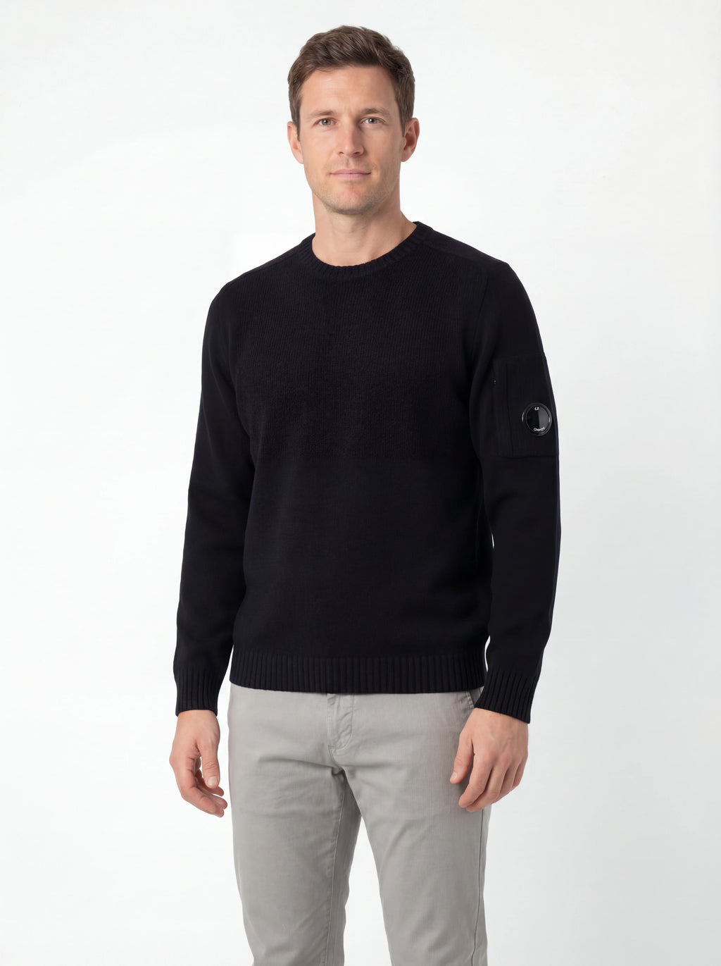 Modello indossa maglia girocollo blu taschino C.P. Company da uomo in ciniglia