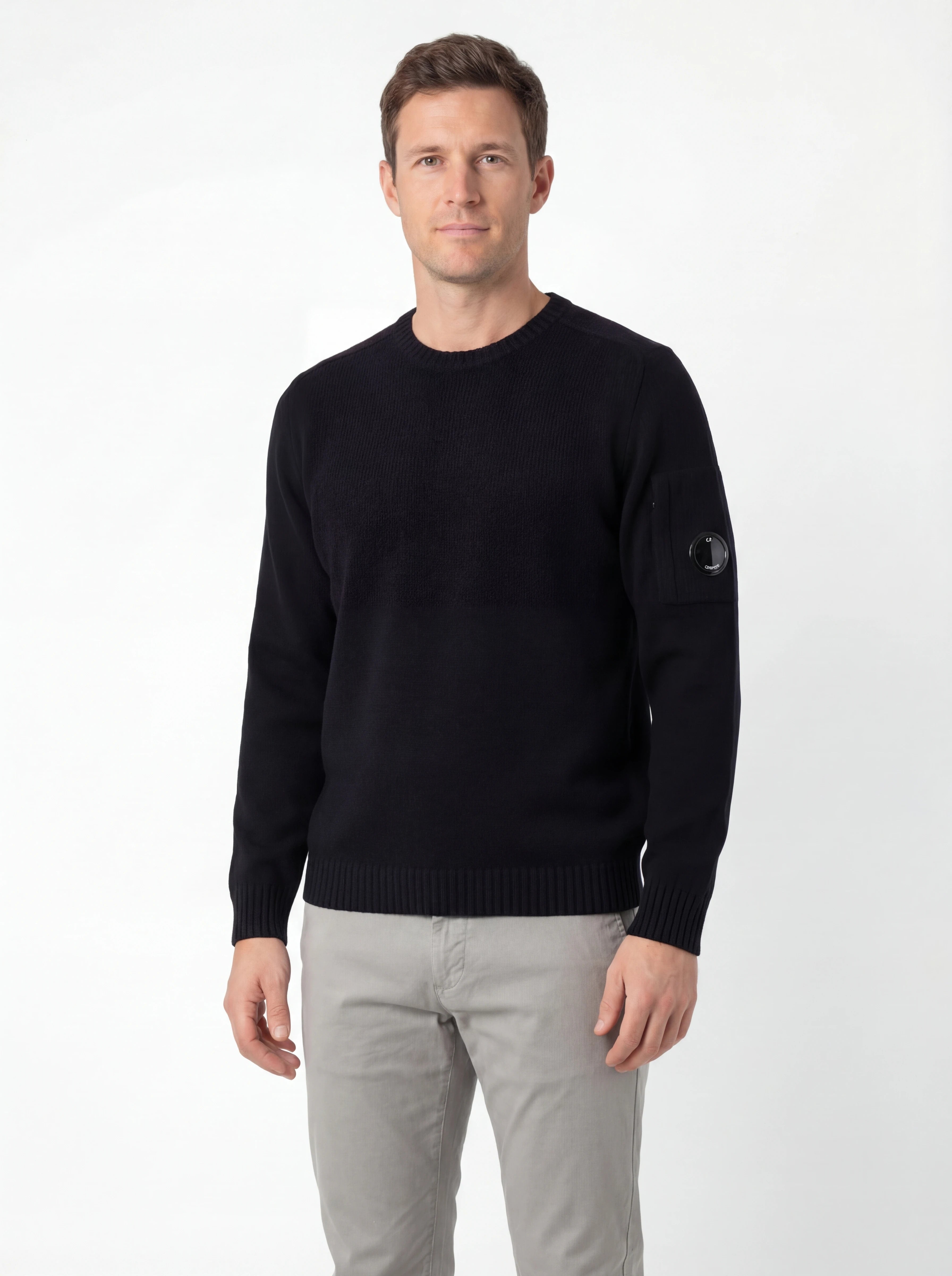 Modello indossa maglia girocollo blu taschino C.P. Company da uomo in ciniglia