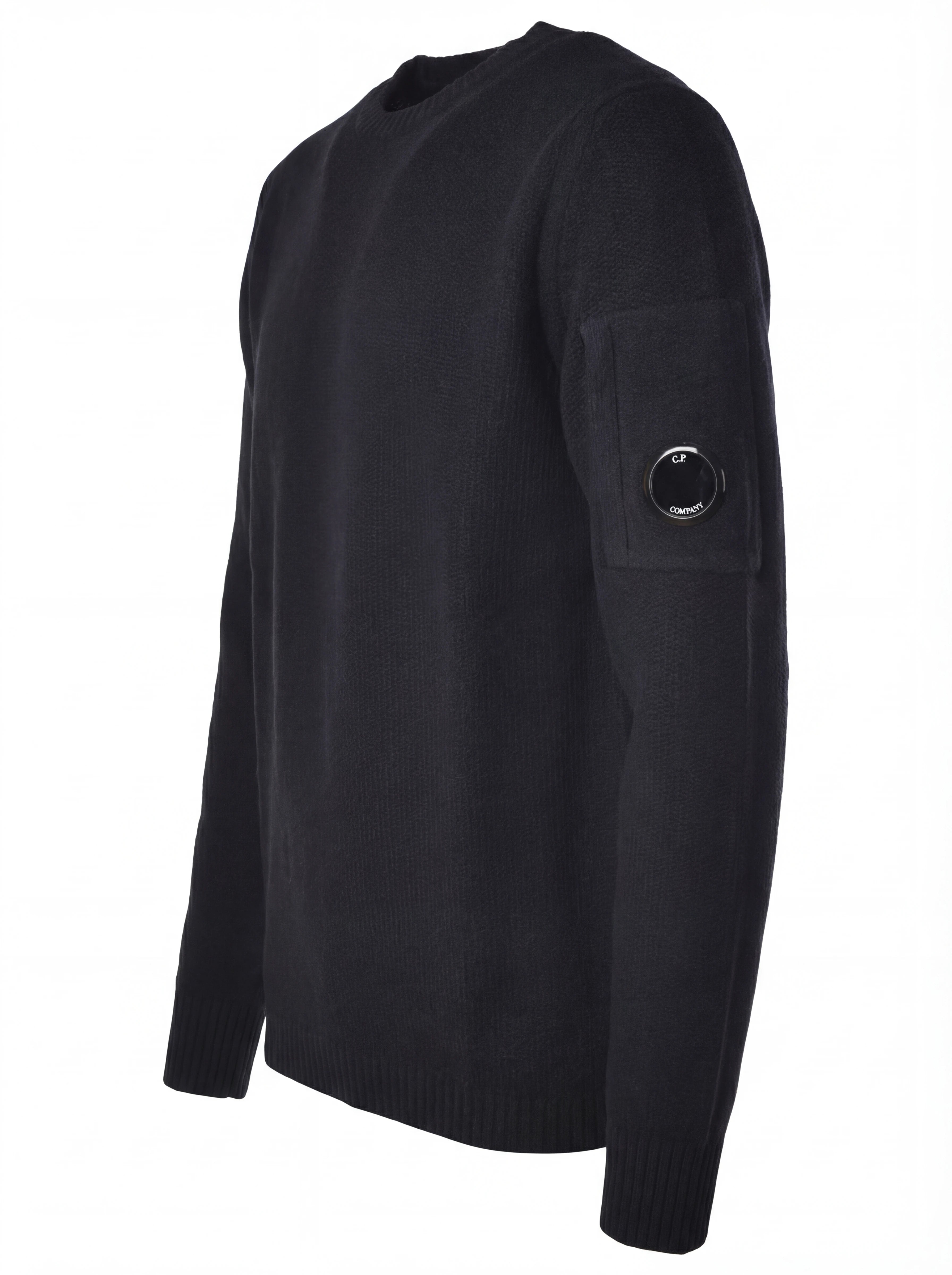 Close-up dettagli, maglia girocollo blu taschino C.P. Company da uomo in ciniglia