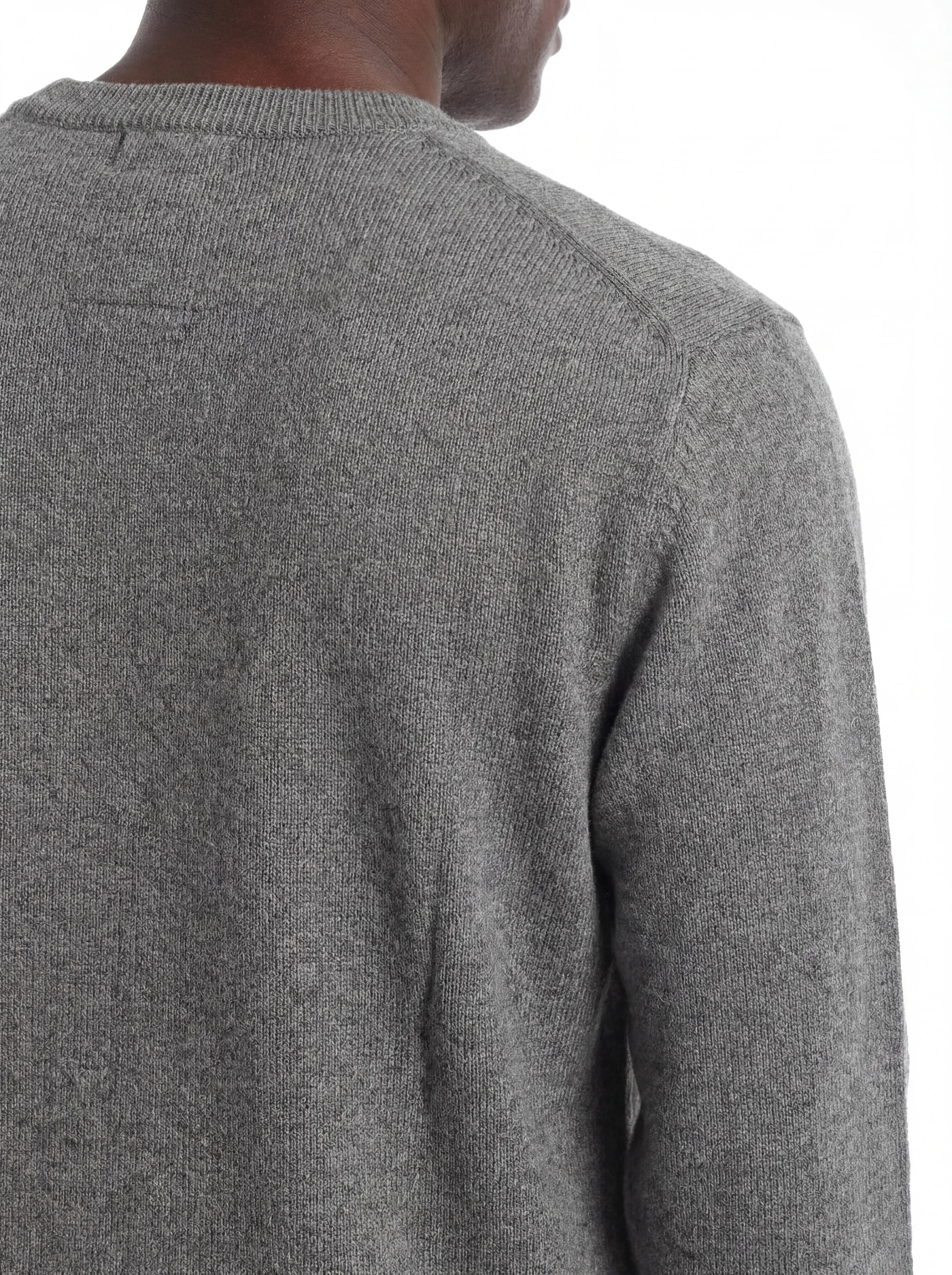 Vista da dietro, modello con maglia girocollo grigio medio a costine C.P. Company da uomo in lana