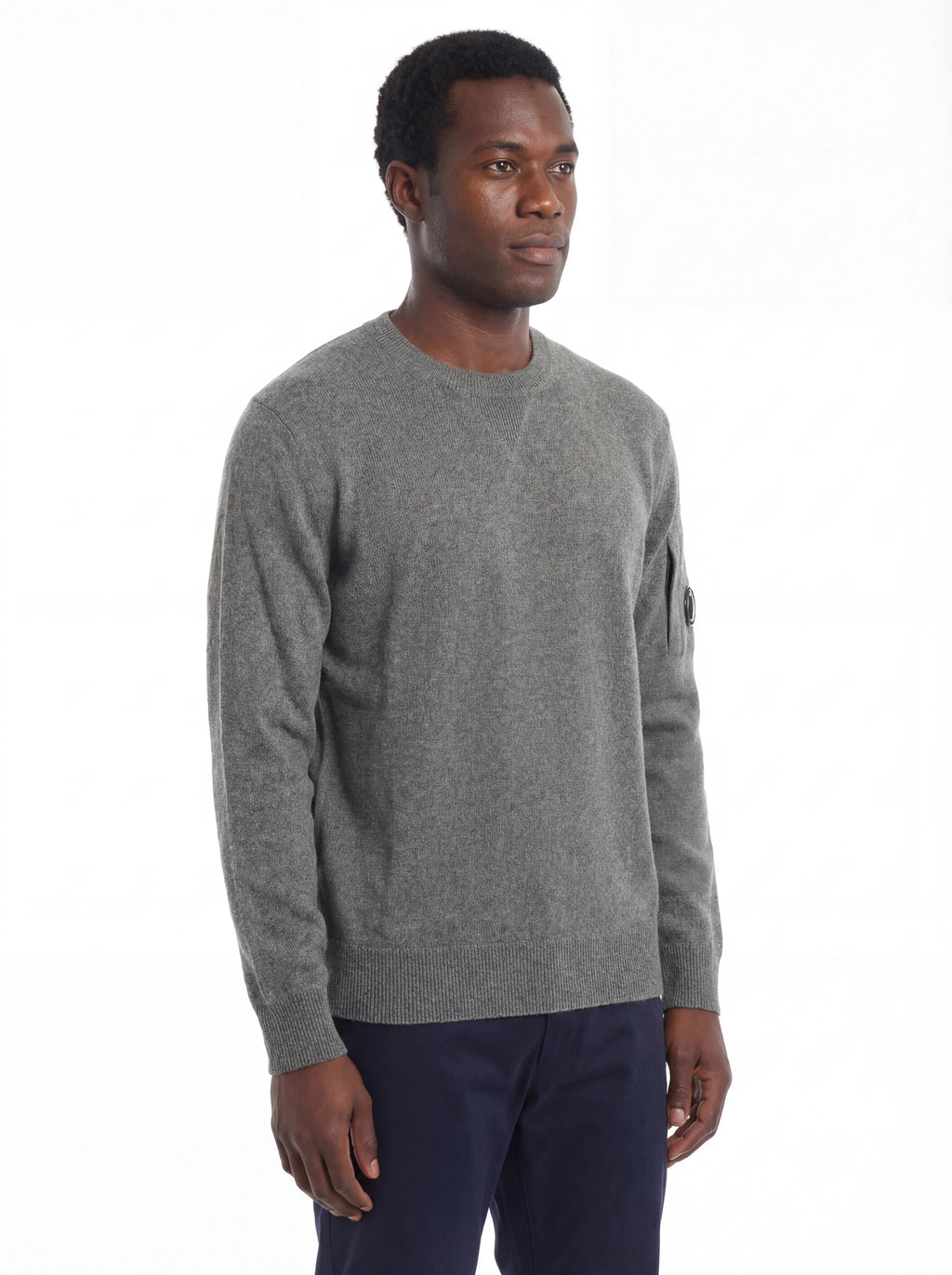 Modello indossa maglia girocollo grigio medio a costine C.P. Company da uomo in lana