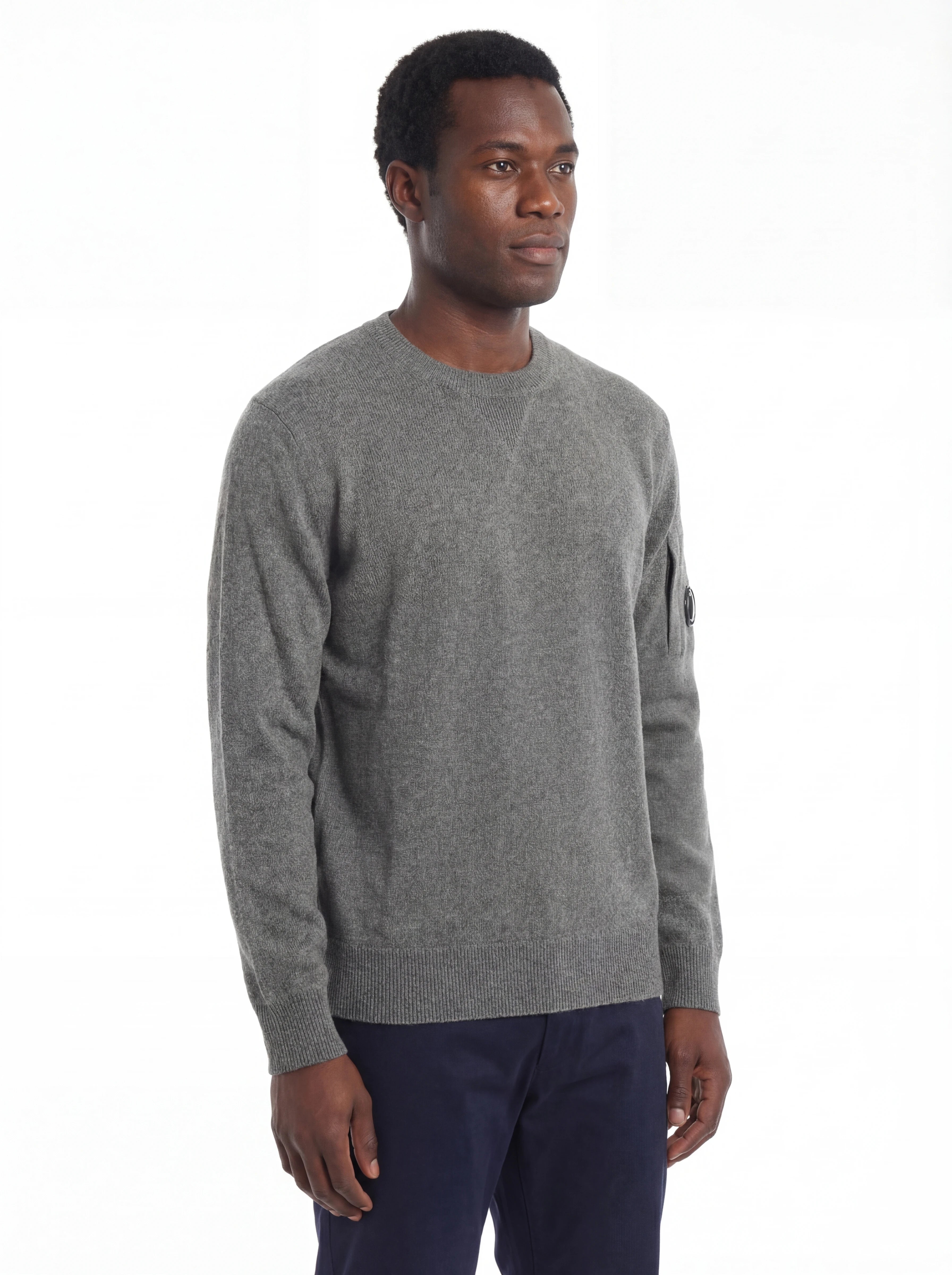 Modello indossa maglia girocollo grigio medio a costine C.P. Company da uomo in lana