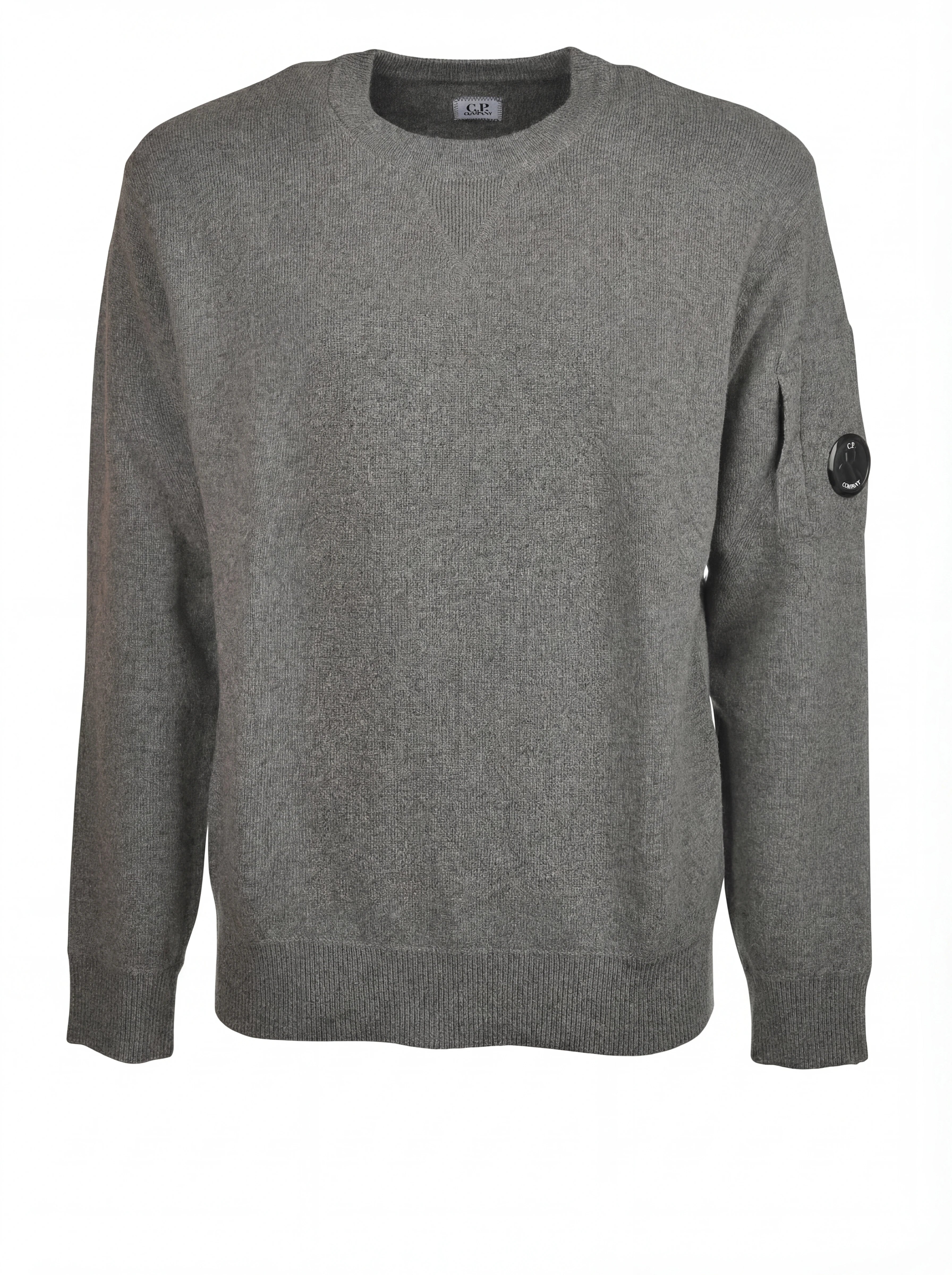 Dettaglio maglia girocollo grigio medio a costine C.P. Company da uomo in lana