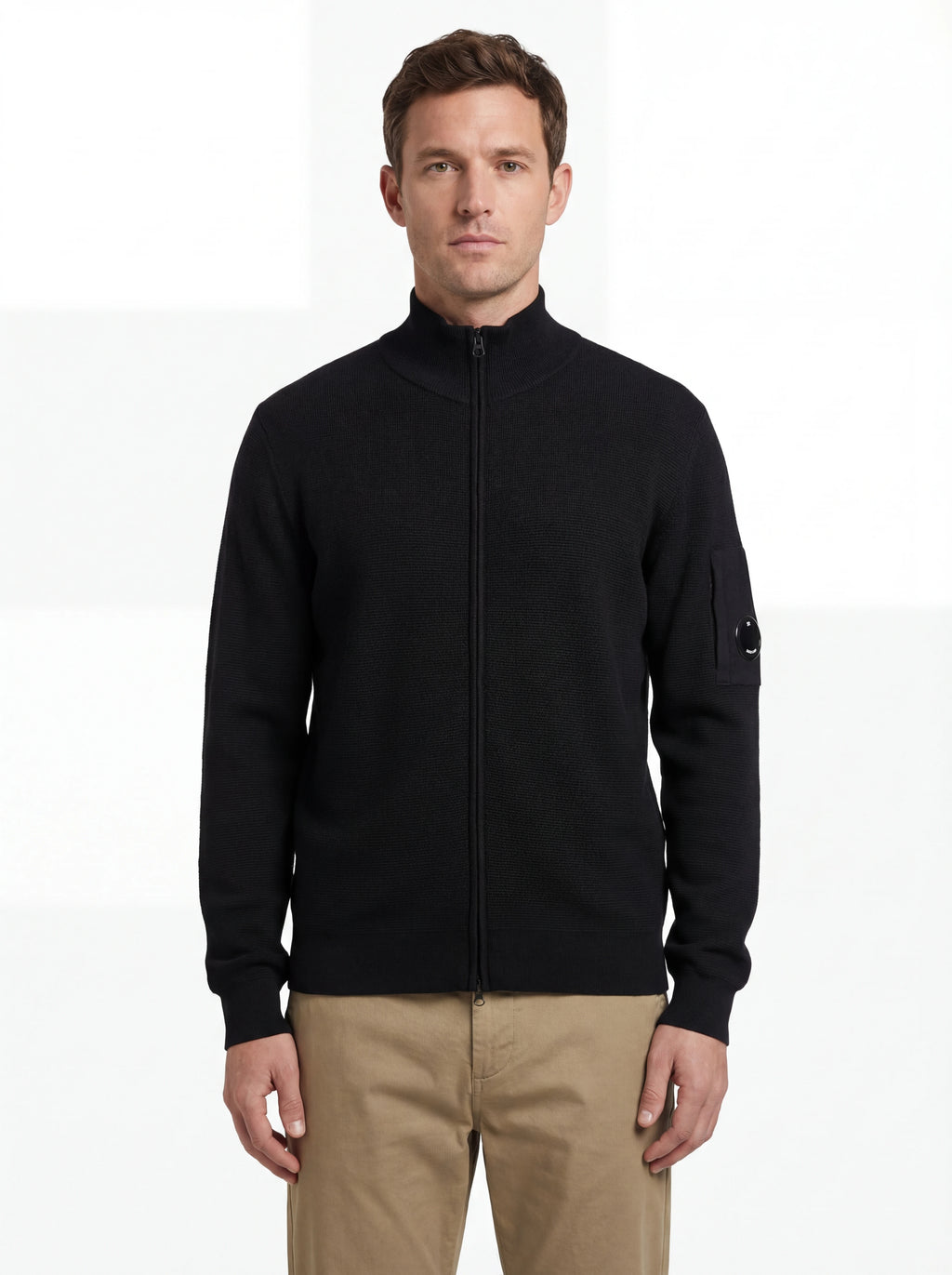 Vista da dietro, modello con cardigan nero zip C.P. Company da uomo in lana merino